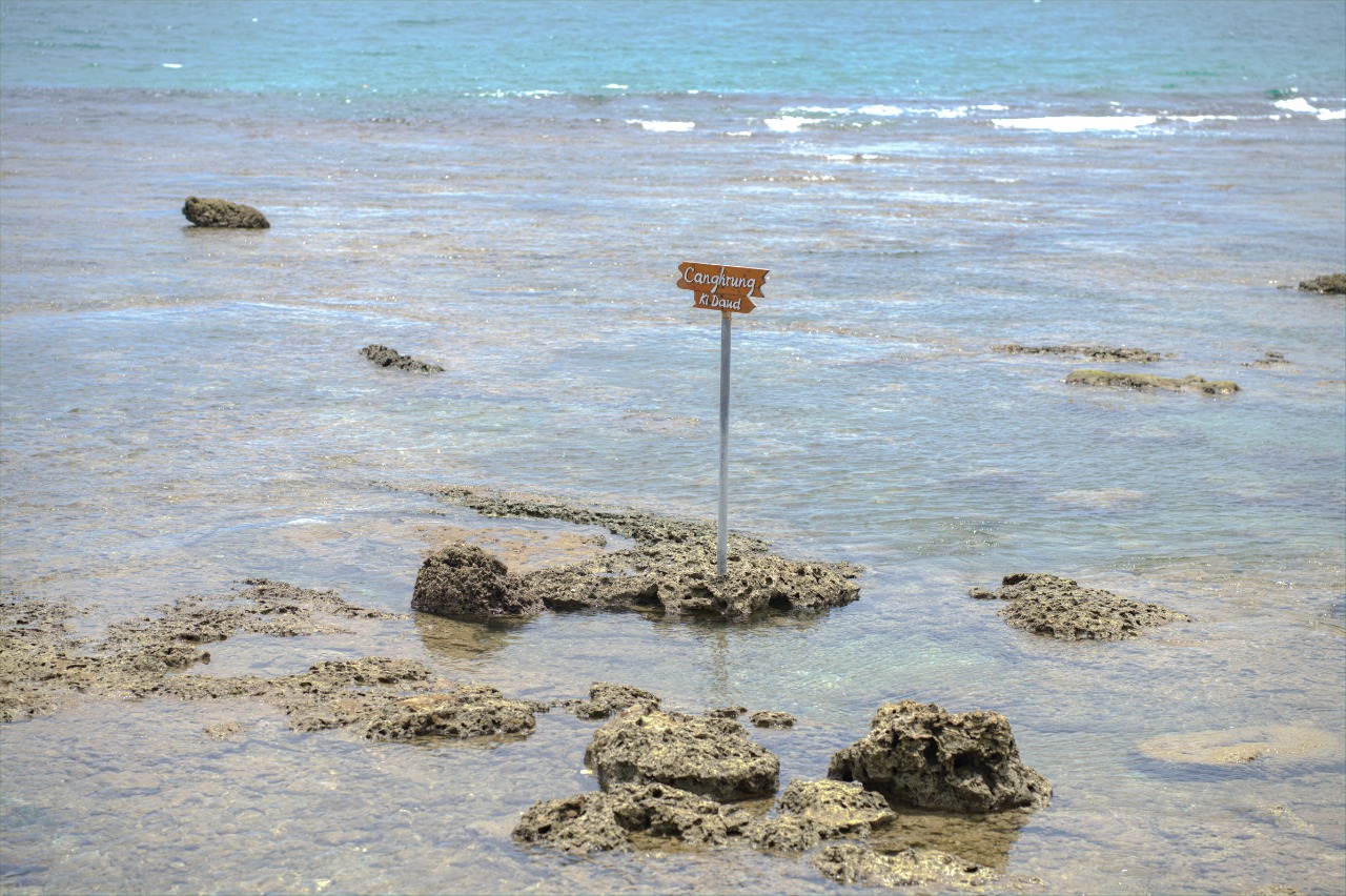 Salah satu akomodasi wisata yang cukup lengkap adalah Mutiara Carita Cottages.