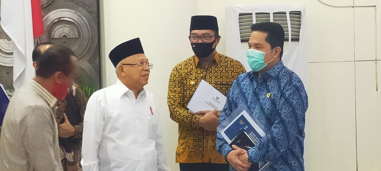 Wakil Presiden Ma'ruf Amin berbincang dengan Menteri BUMN Erick Thohir dan Gubernur Jawa Barat Ridwan Kamil, Kamis (2/7).