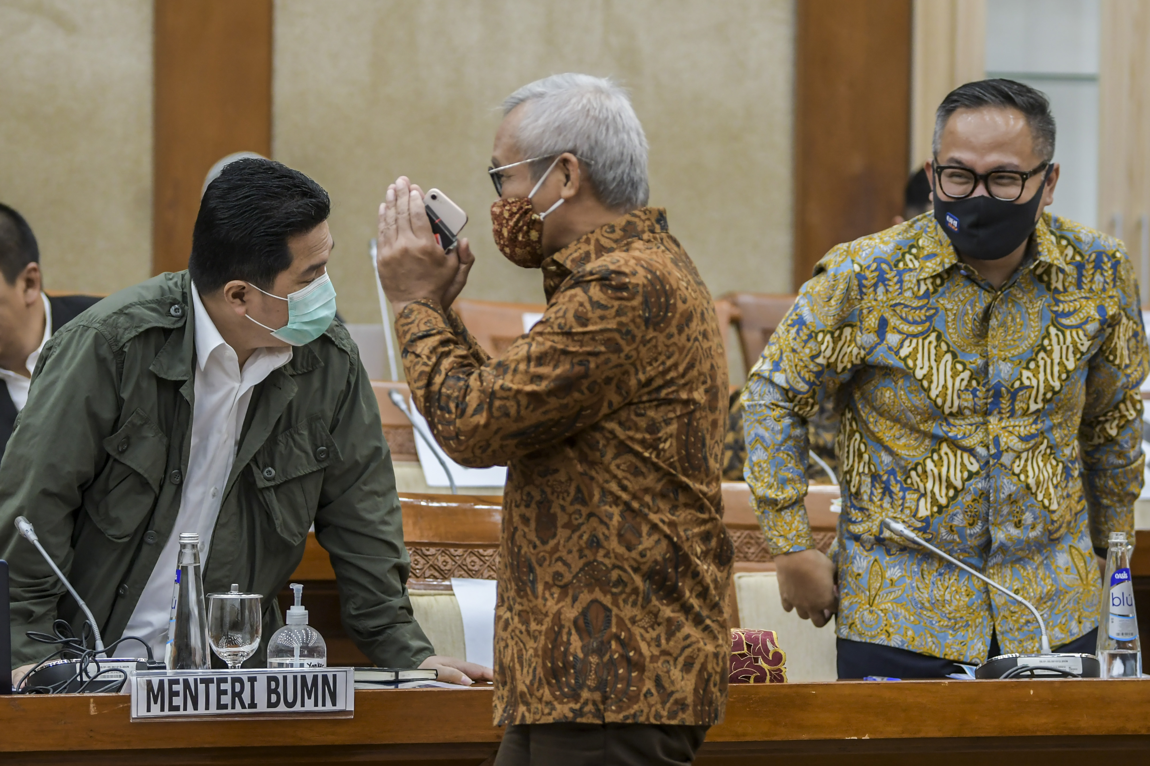 Menteri BUMN Erick Thohir (kiri) bersama Wakil Menteri BUMN Kartika Wirjoatmodjo (kanan) mengikuti rapat kerja dengan DPR, kemarin.