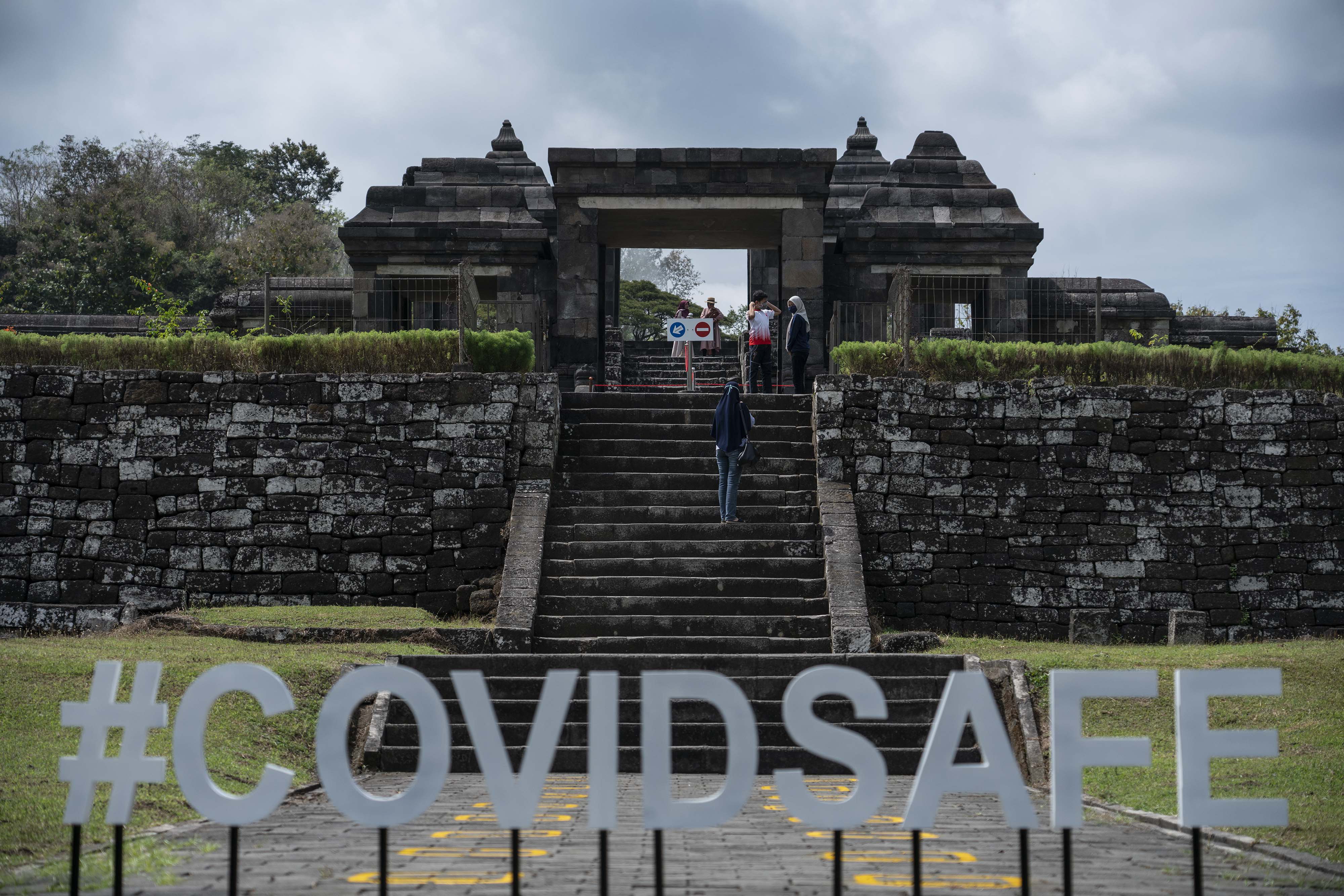 Wisatawan mengunjungi Kompleks Taman Wisata Candi Keraton Ratu Boko di Prambanan, Sleman, DI Yogyakarta, Jumat (3/7)..