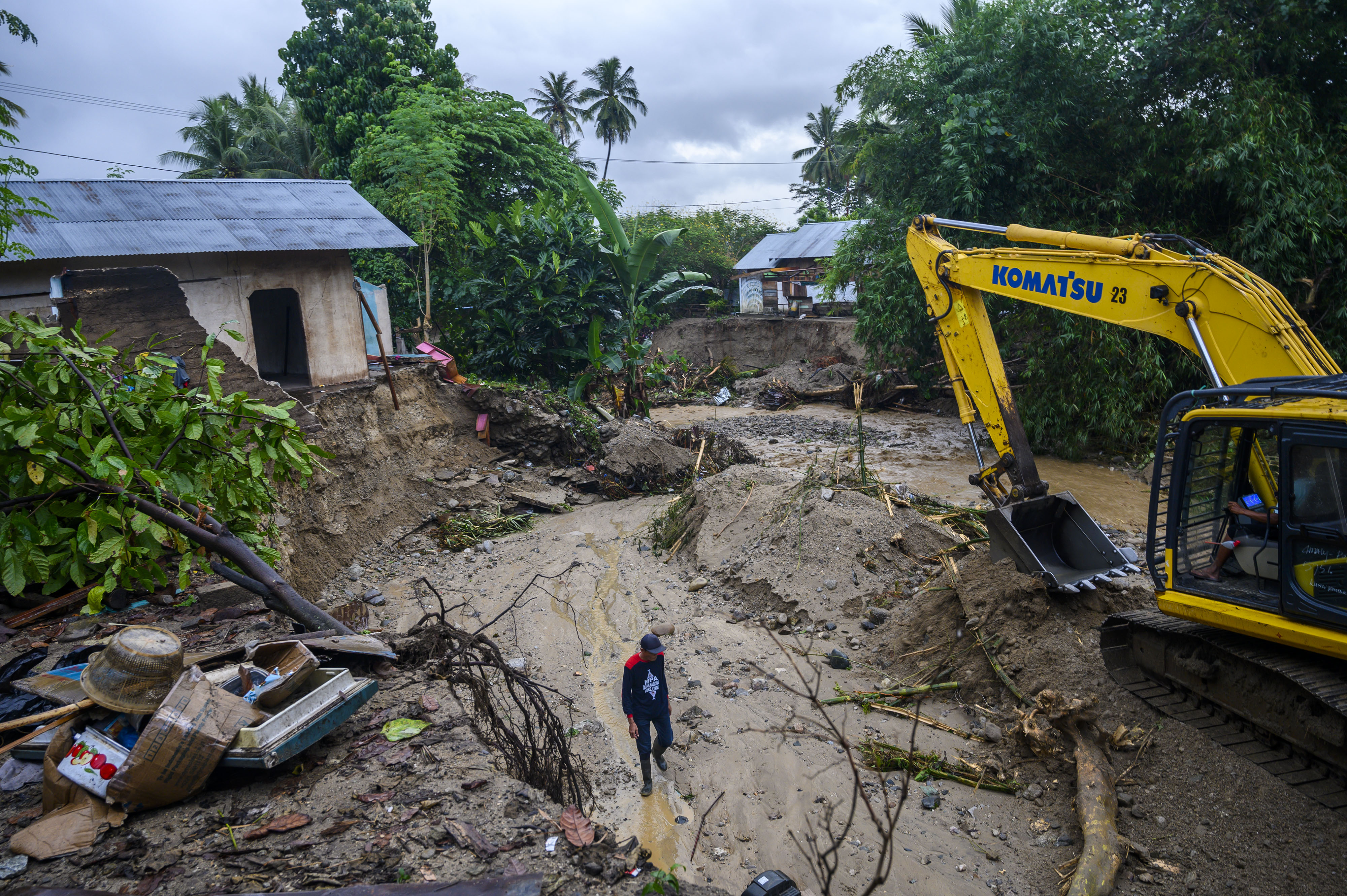 Alat berat diterjunkan ke lokasi banjir bandang di Sigi, Sulteng.