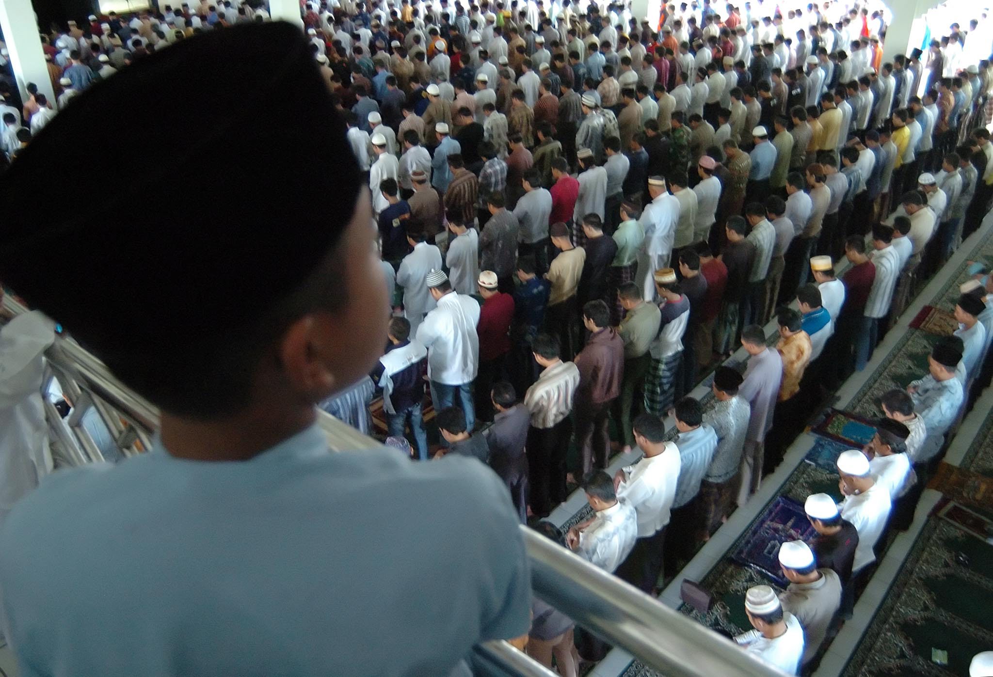 Pelaksanaan Shalat Jumat di Masjid Agung Sudirman, Denpasar, Bali sebelum ditutup sementara karena Covid-19.