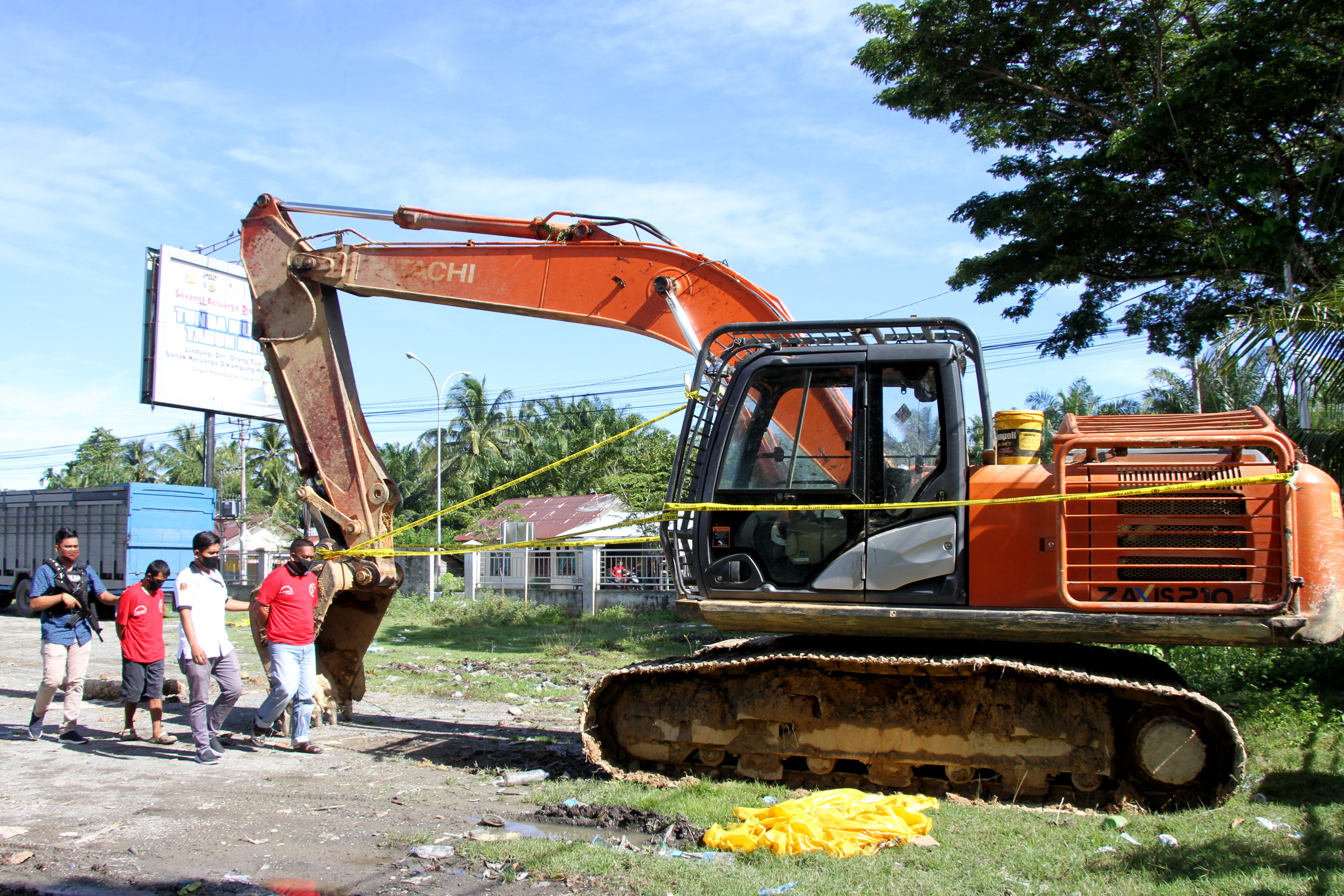 Polres Aceh Barat memperlihatkan pelaku tindak pidana penambangan emas ilegal bersama barang bukti di Mapolres Aceh Barat, Aceh, Rabu (24/6)
