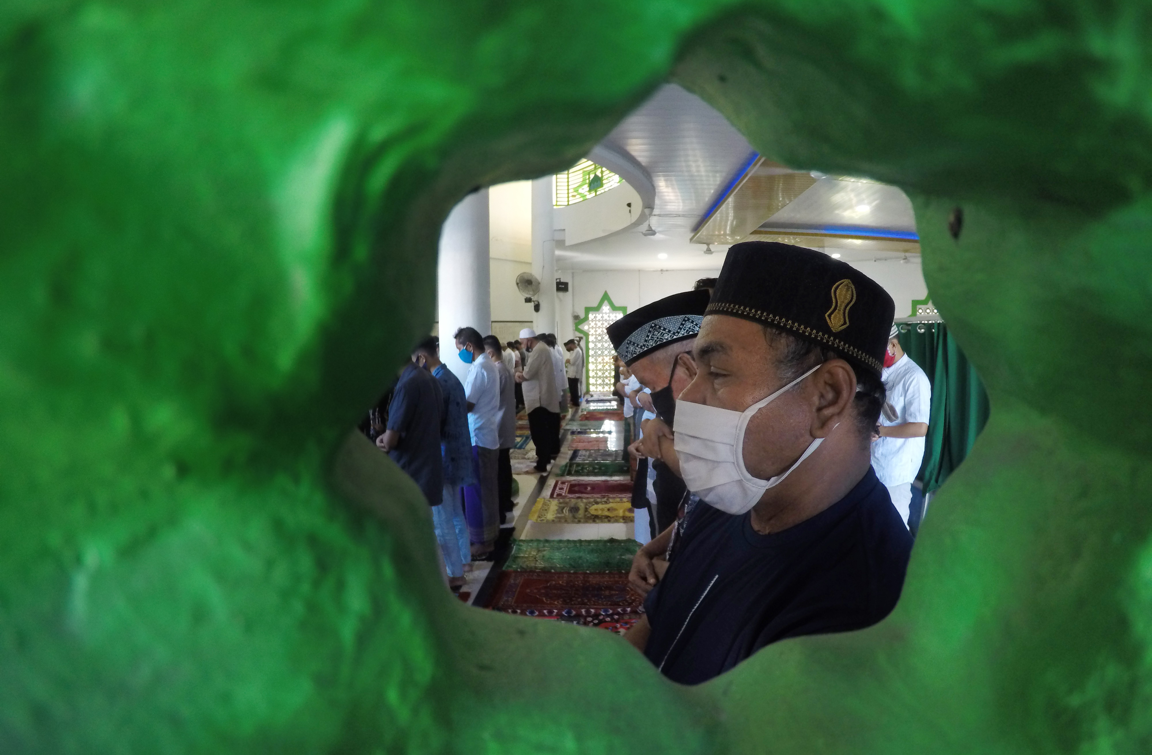Jemaah salat Id di sebuah masjid di Padang, Sumatra Barat, Minggu (24/5/2020). 