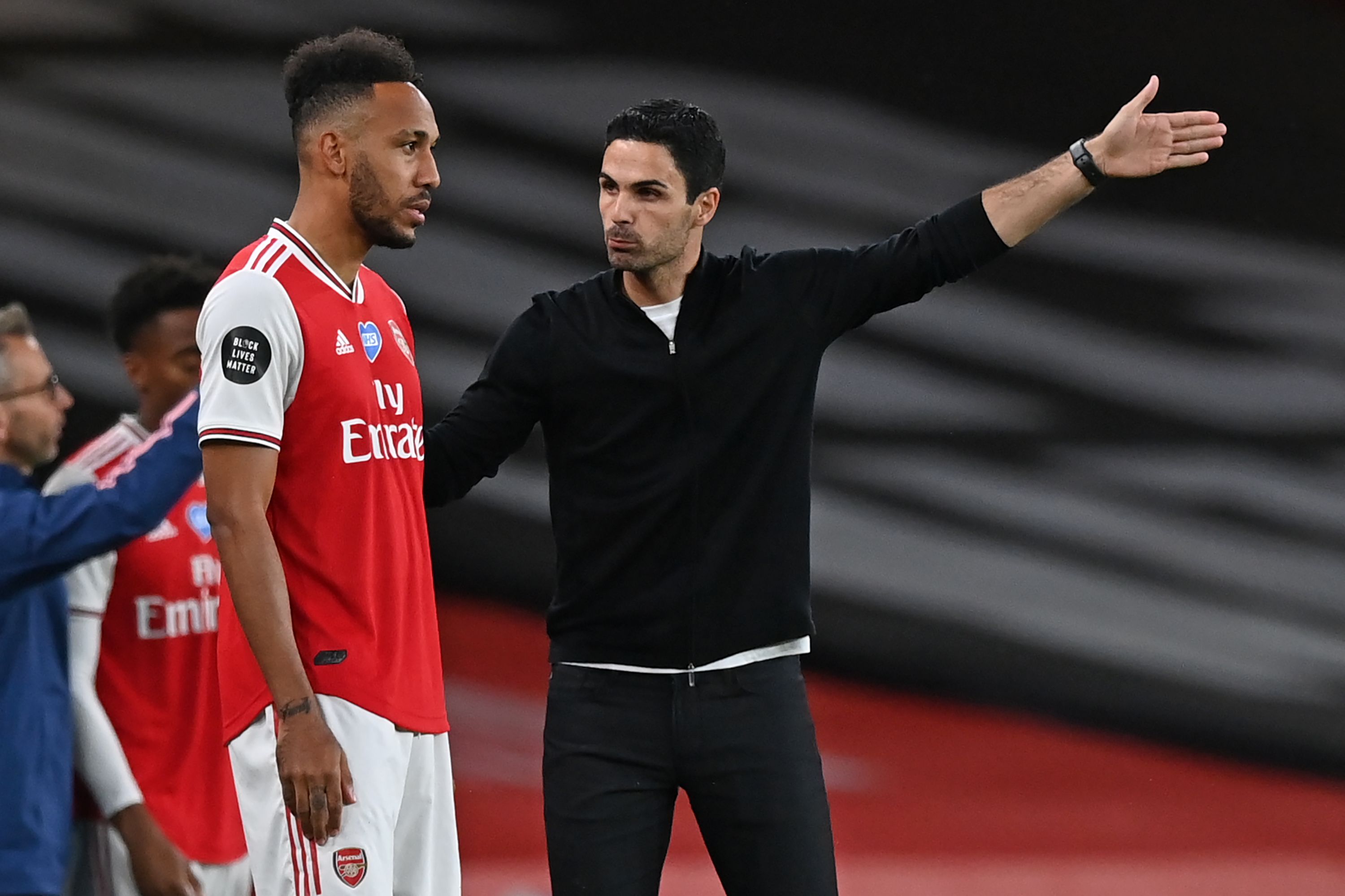 Manajer Arsenal Mikel Arteta berbicara denganstriket Pierre Emerick Aubameyang