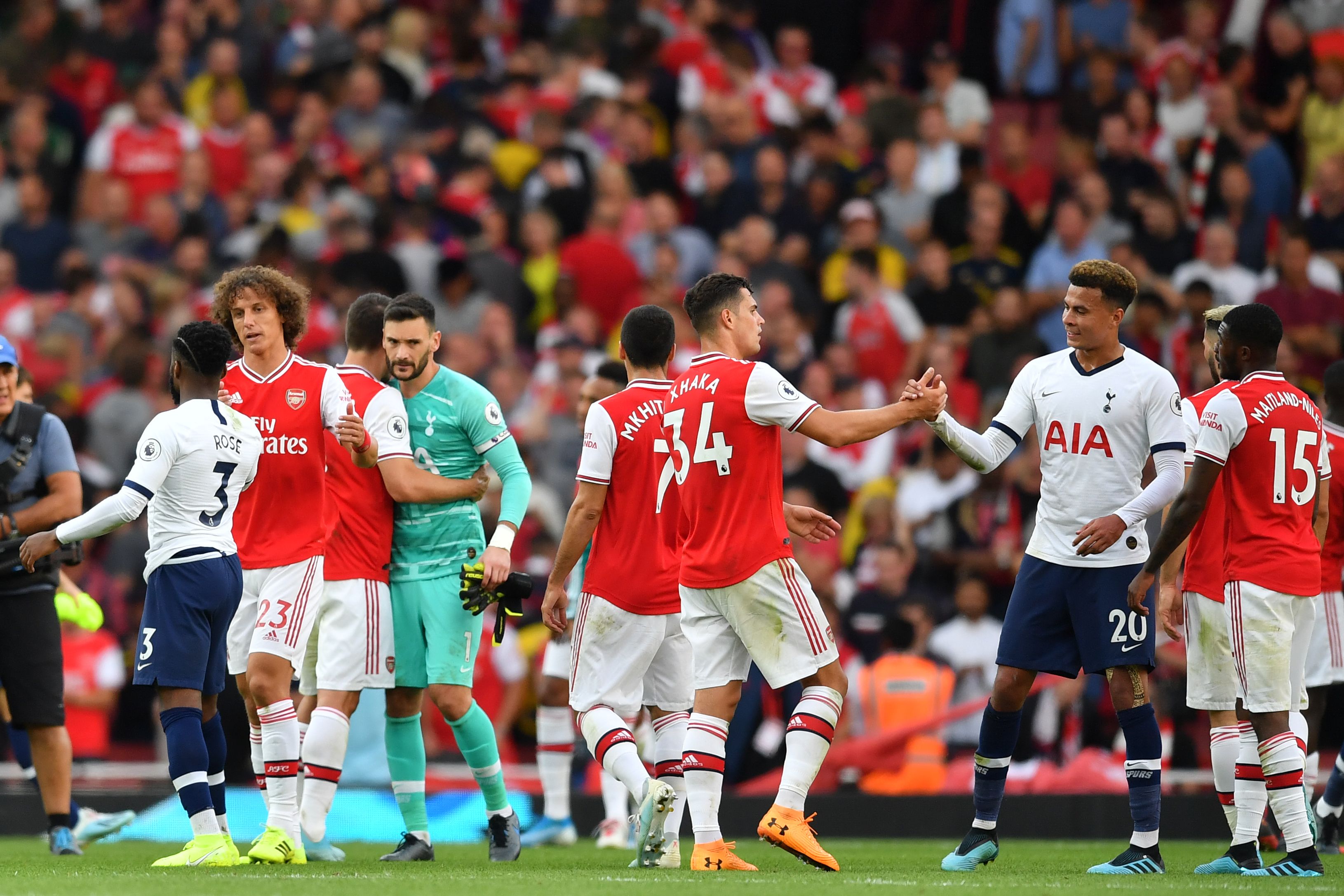 Para pemain Arsenal dan Tottenham berjabat tangan setelah bermain imbang 2-2 pada laga EPL (1/09/2019) lalu.