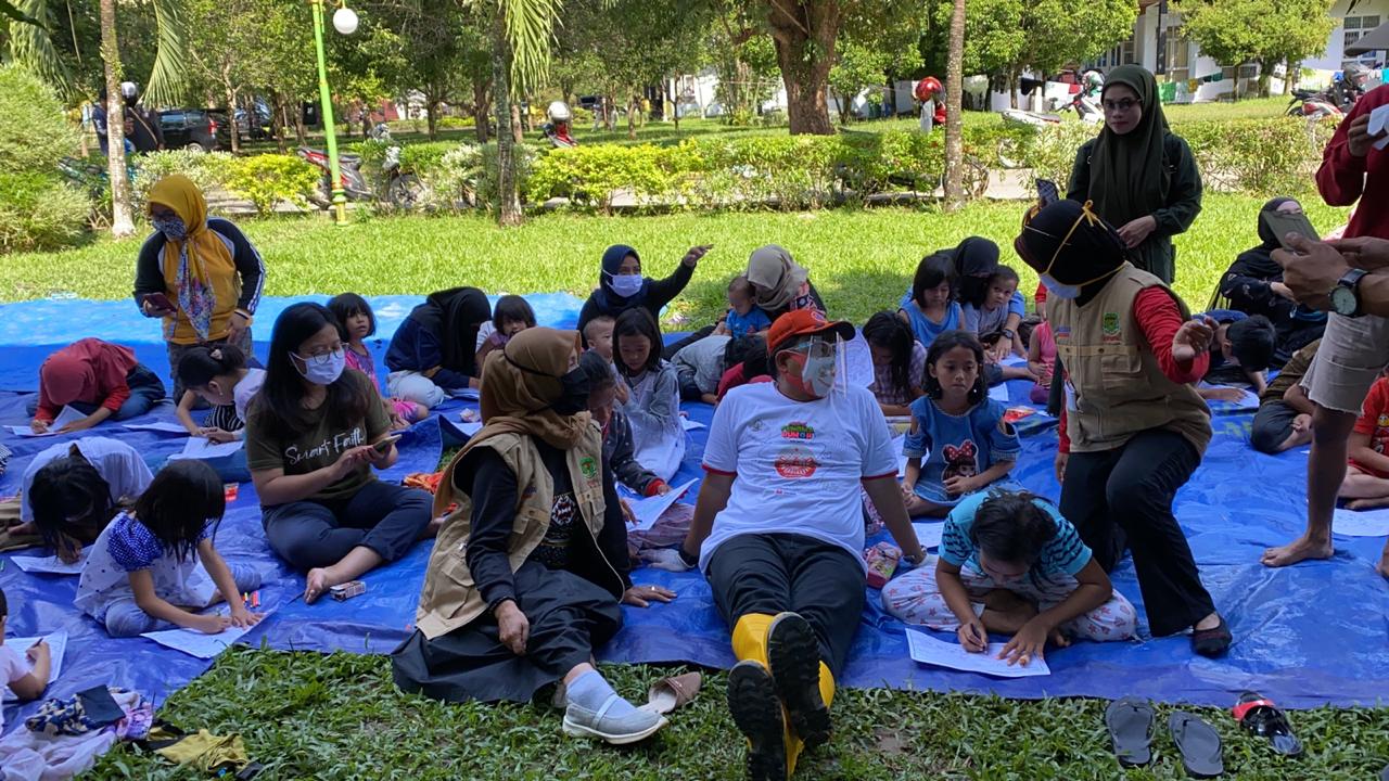 Anak-anak korban banjir bandang di Kabupaten Luwu Utara, Sulawesi Selatan menjalani trauma healing dengan didampingi para petugas. 