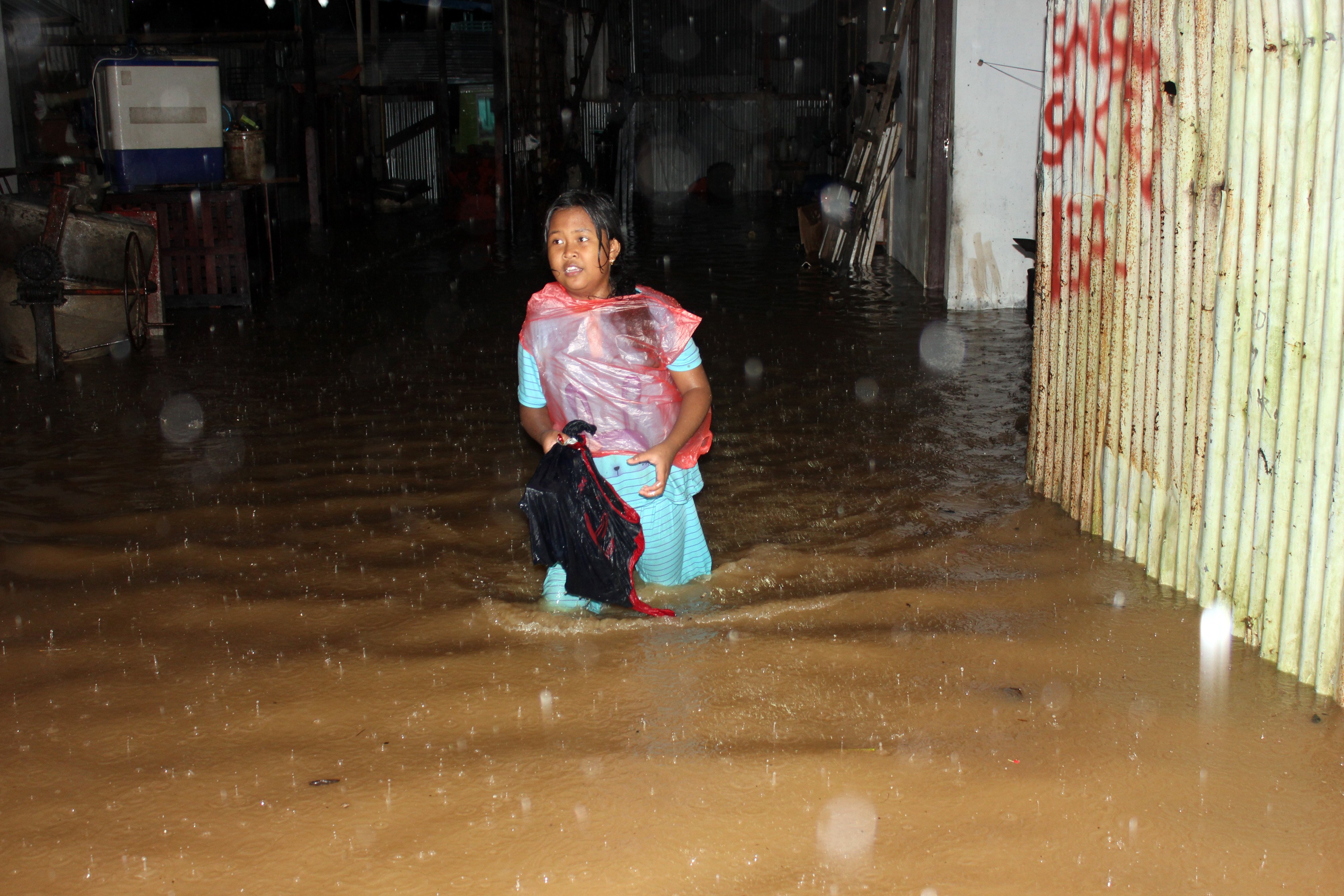  Seorang anak berjalan melintasi banjir di permukiman warga di Kota Sorong, Papua Barat, Kamis (16/7/2020)