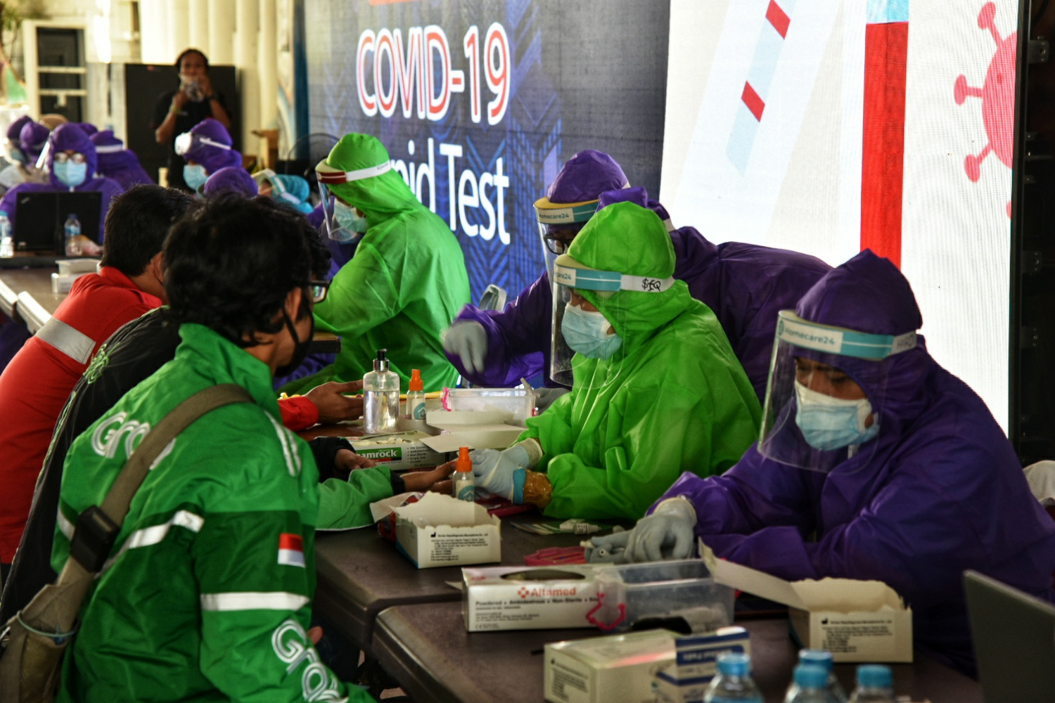 Warga mengikuti rapid test gratis di kawasan Sudirman, Jakarta.