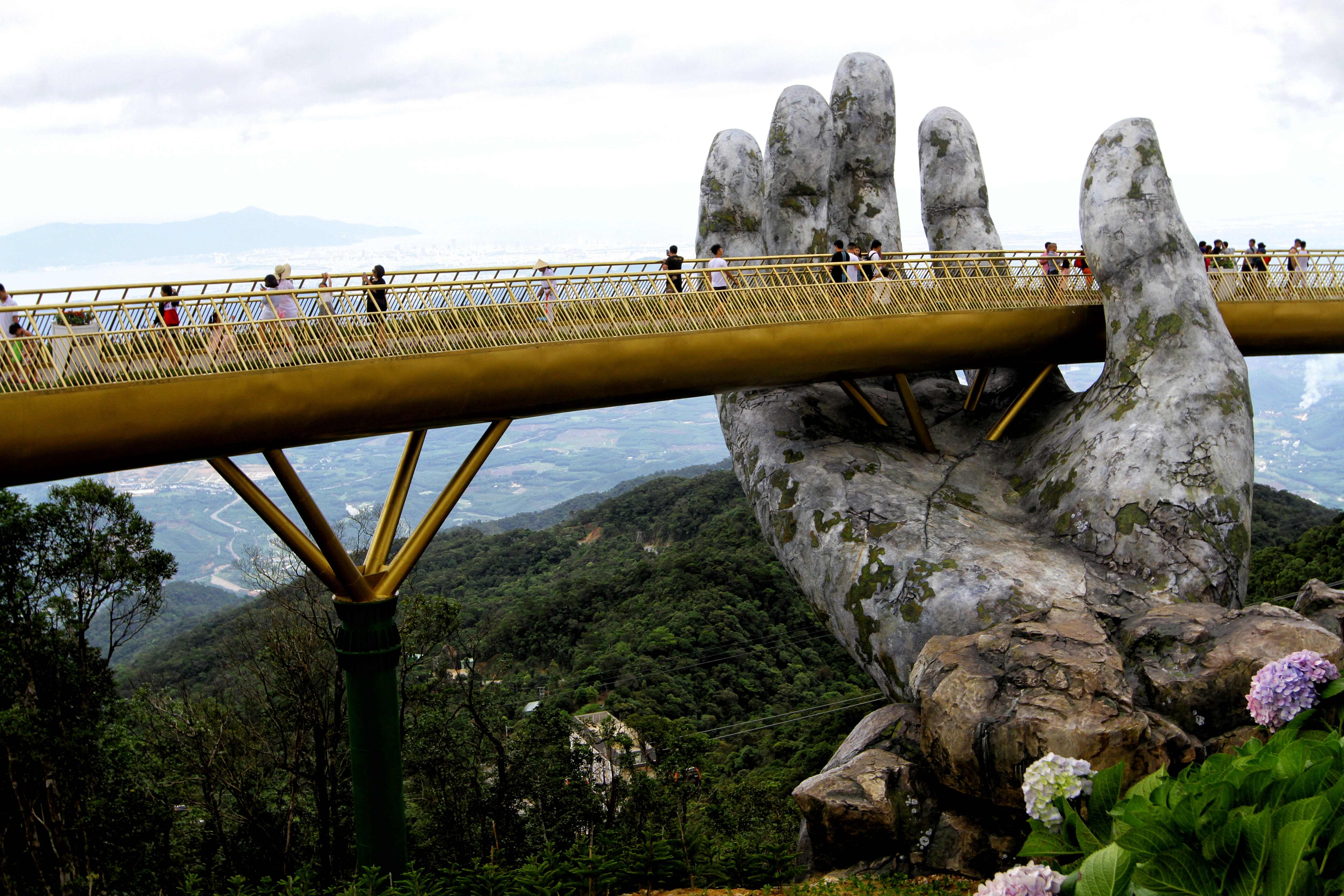  Wisatawan menikmati  Cau Vang 'Golden Bridge' di Ba Na Hills dekat Danang, Vietnam