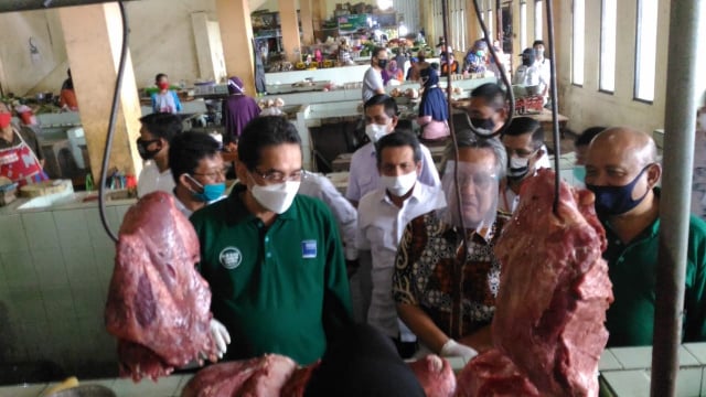 Mendag Agus Suparmanto dialog dengan pedagang Pasar Pengging, dalam upaya membuka kembali pasar tradisional dalam masa new normal. 