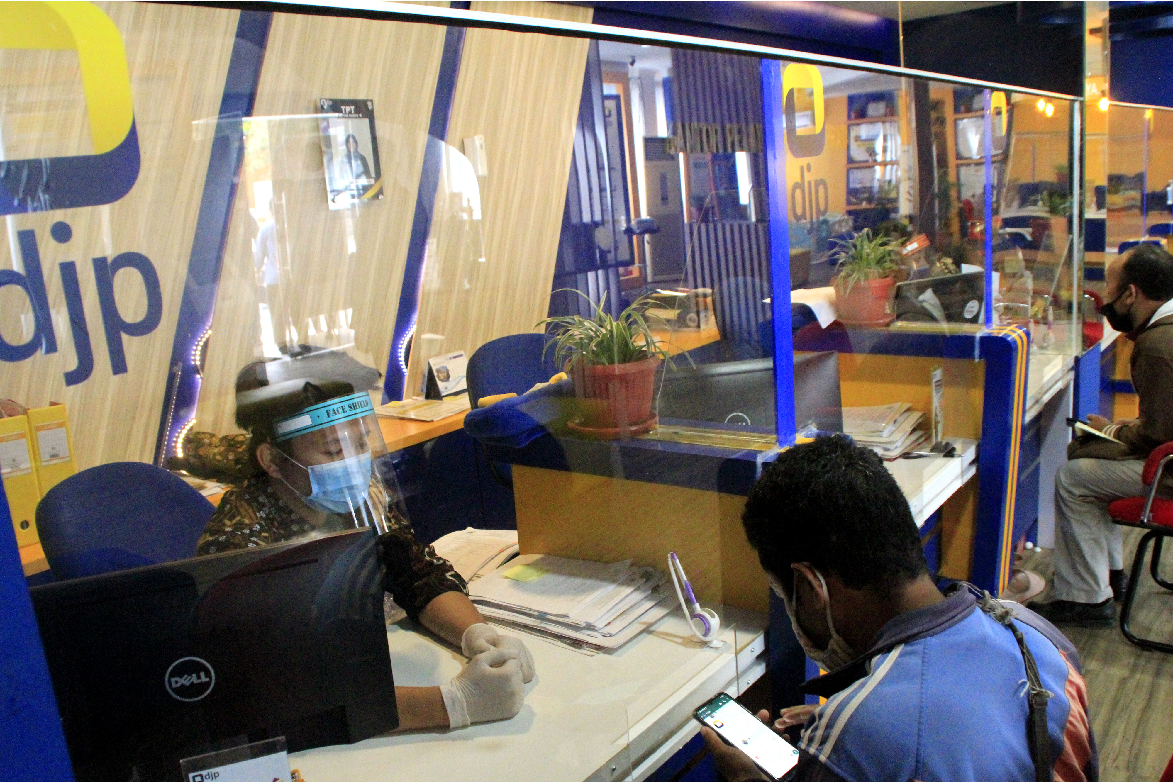 Aktivitas di salah satu Kantor Pelayanan Pajak Pratama. 