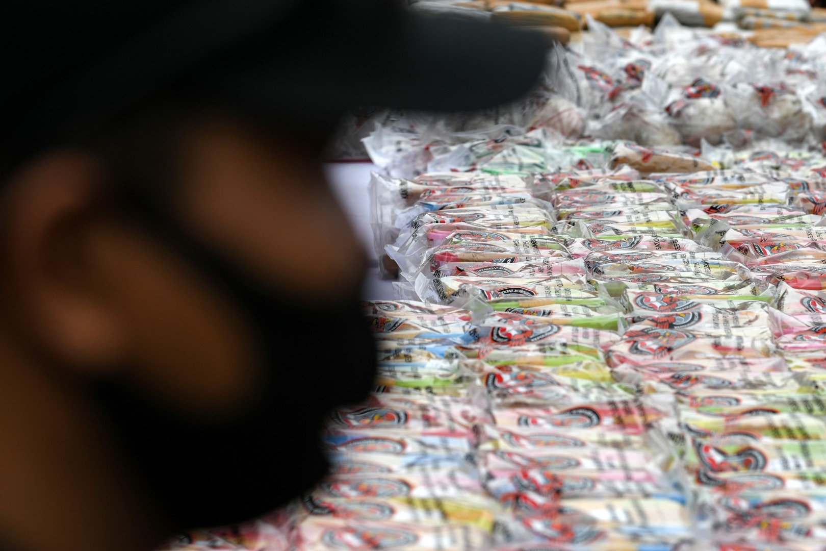 Sejumlah barang bukti narkoba ditunjukkan ketika akan dimusnahkan di Lapangan Promoter Ditlantas Polda Metro Jaya, Jakarta, Kamis (2/7)