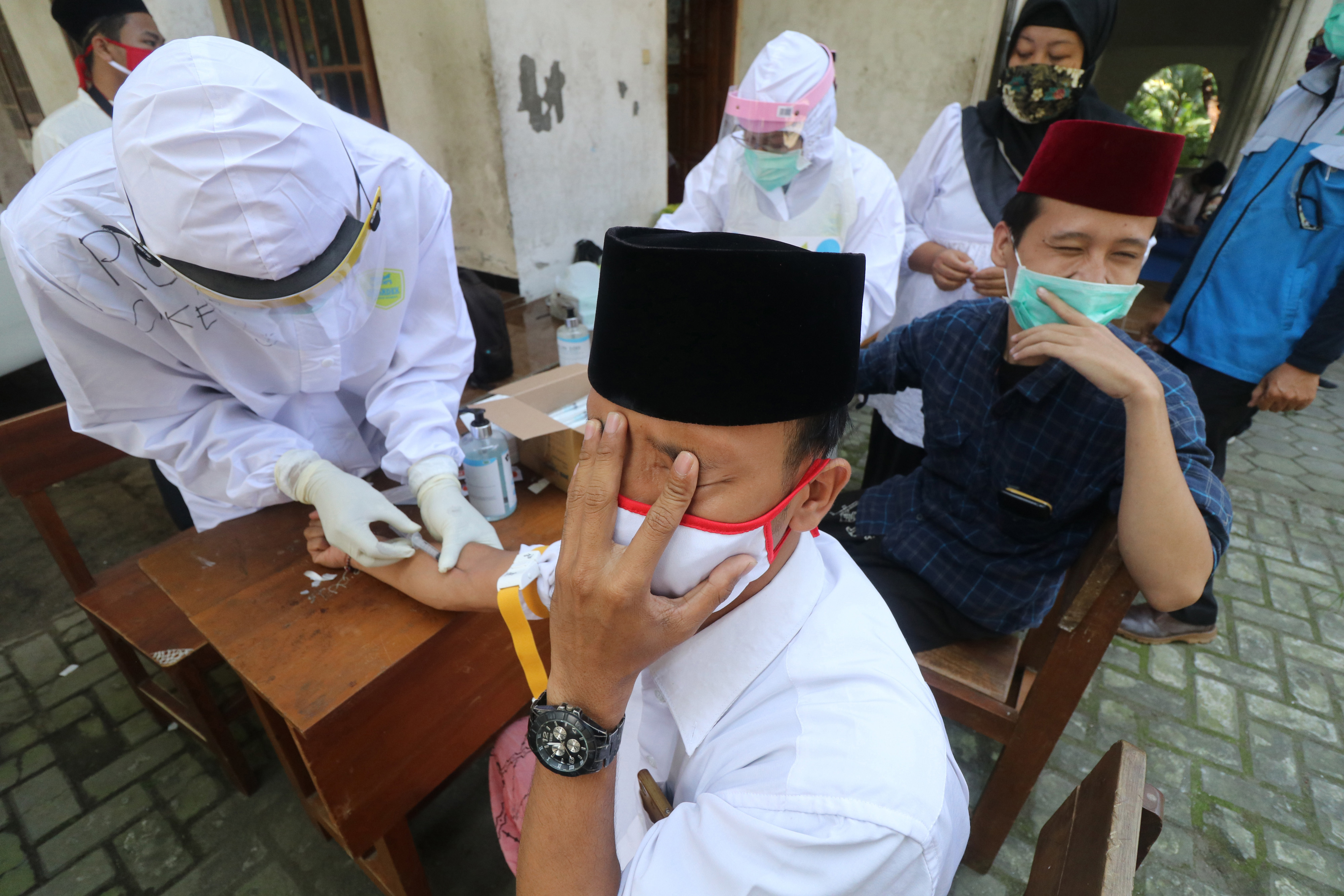 Dua orang santri mengikuti rapid test atau tes cepat COVID-19 di pondok pesantren Al-Amien, Kota Kediri
