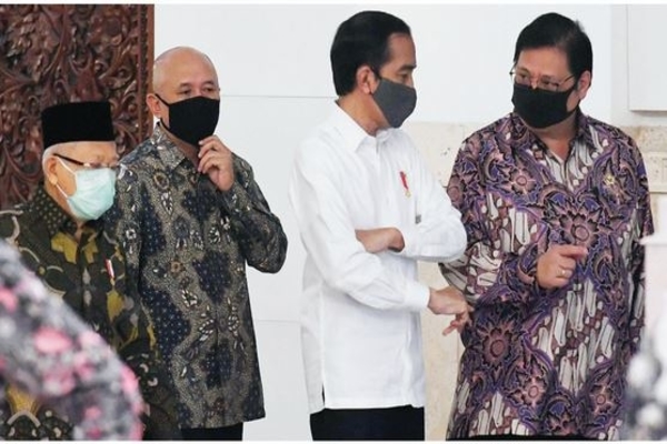 Presiden Joko Widodo bersama Wapres Ma’ruf Amin, Menko Perekonomian Airlangga Hartarto , dan Menteri Koperasi dan UKM Teten Masduki