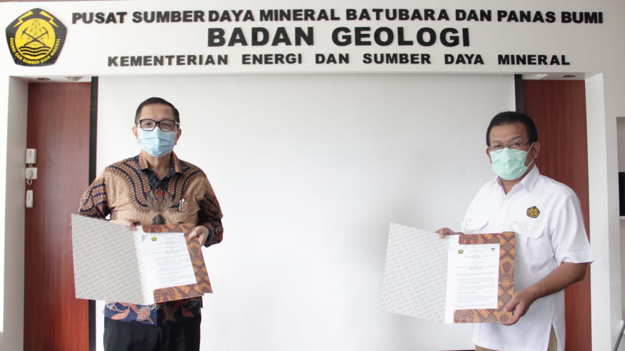 Penandatanganan MoU antara Direktur PT TMM Tbk, Widodo Sucipto (kiri) dan Kepala PSDMBP Badan Geologi KESDM, Ir. Iman K Sinulingga (kanan).