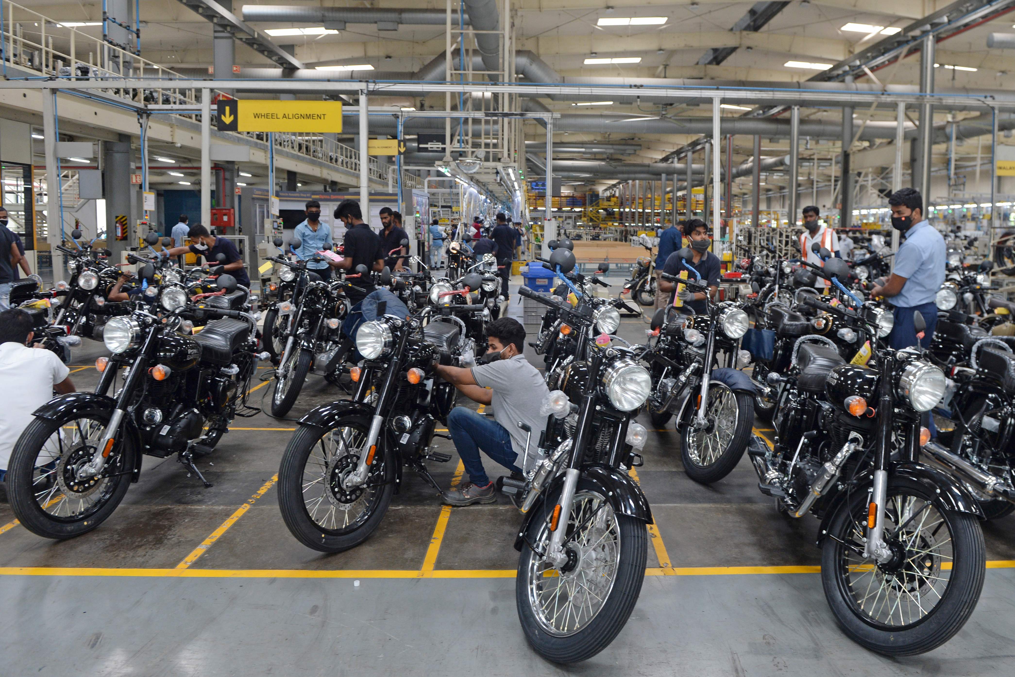 pekerja merakit sepeda motor Royal Enfield di dalam pabriknya