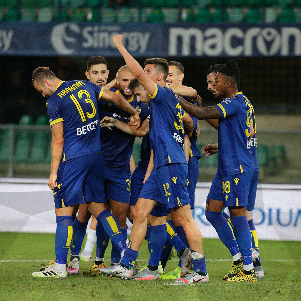 Selebrasi para pemain Hellas Verona usai mencetak gol ke gawang Inter Milan.