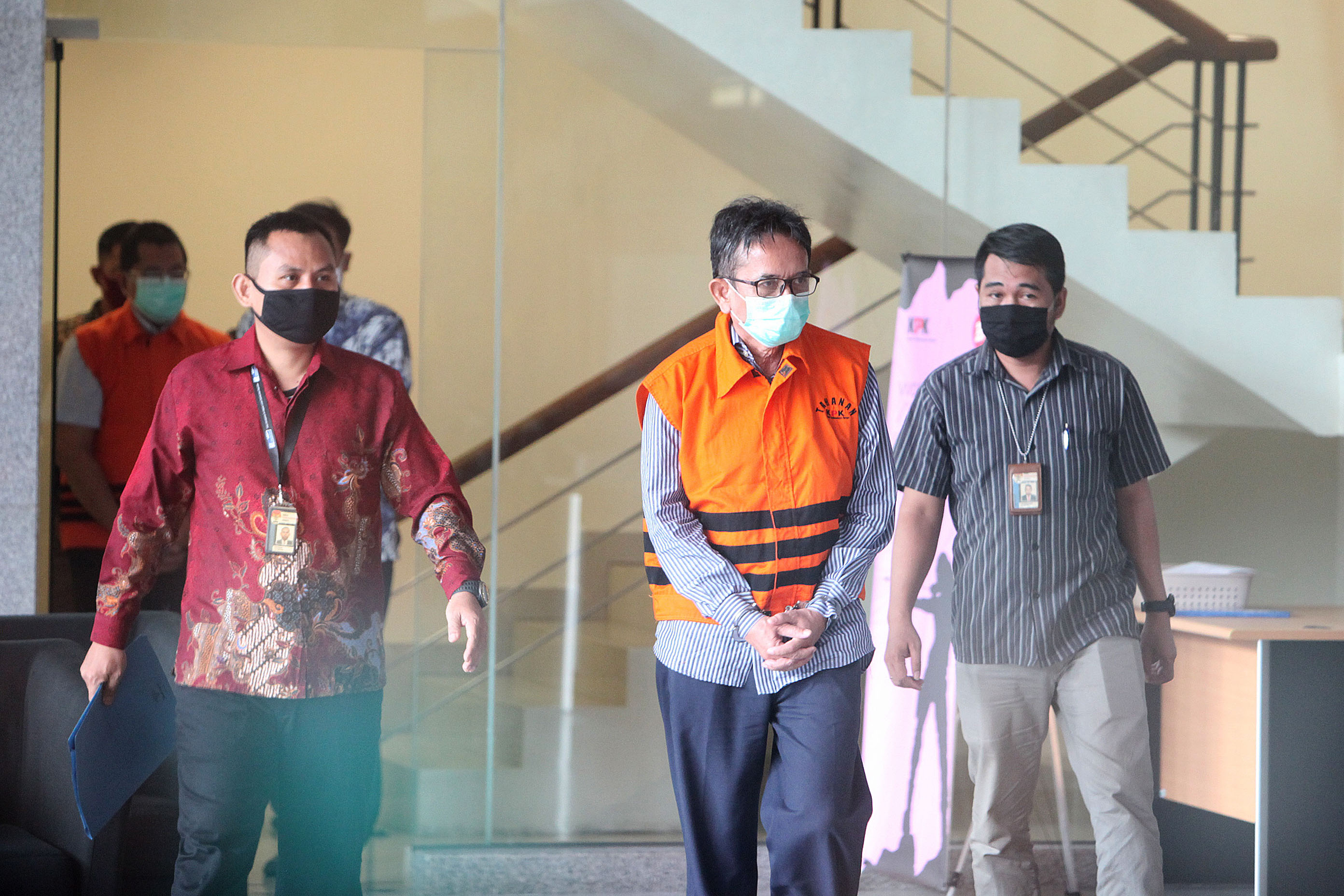  Mantan Direktur Utama PT Dirgantara Indonesia (PTDI) Budi Santoso (rompi oranye).