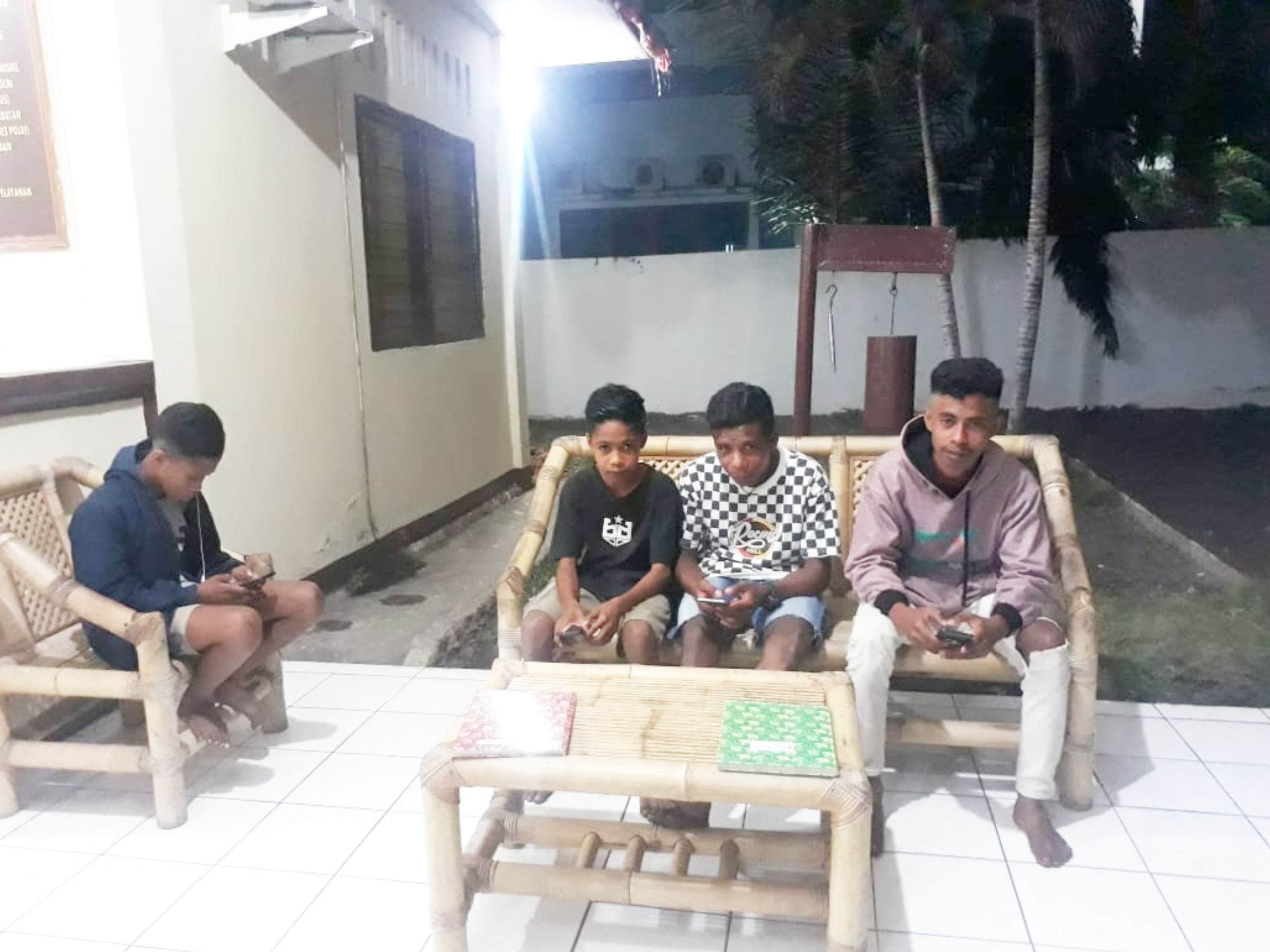 Anak-anak mendatangi Polsek Alok, Kecamatan Alok, Kabupaten Sikka demi mendapatkan gratisan internet agar bisa mengerjakan tugas sekolah.