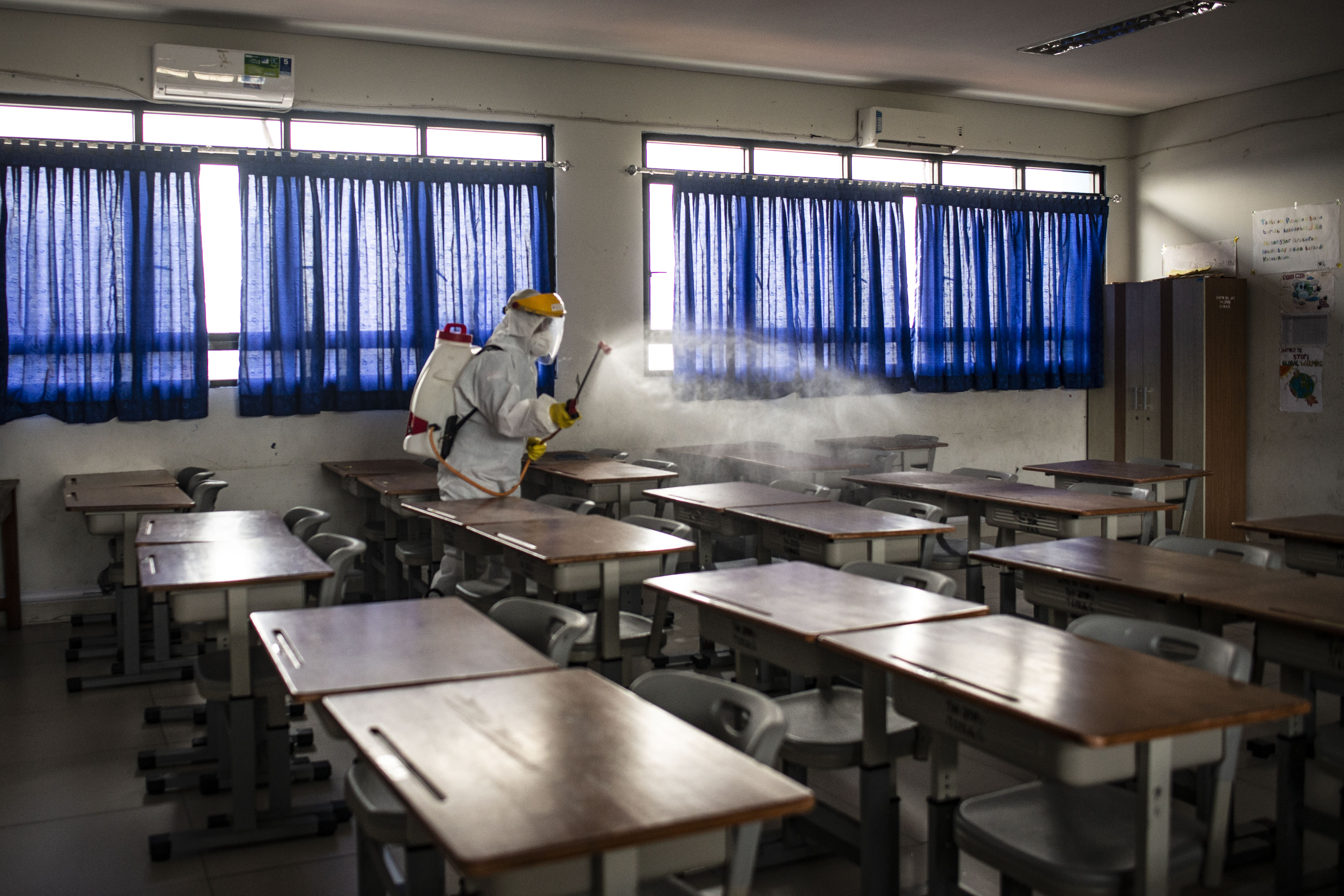 Ruangan kelas di sekolah disemprot cairan disinfektan