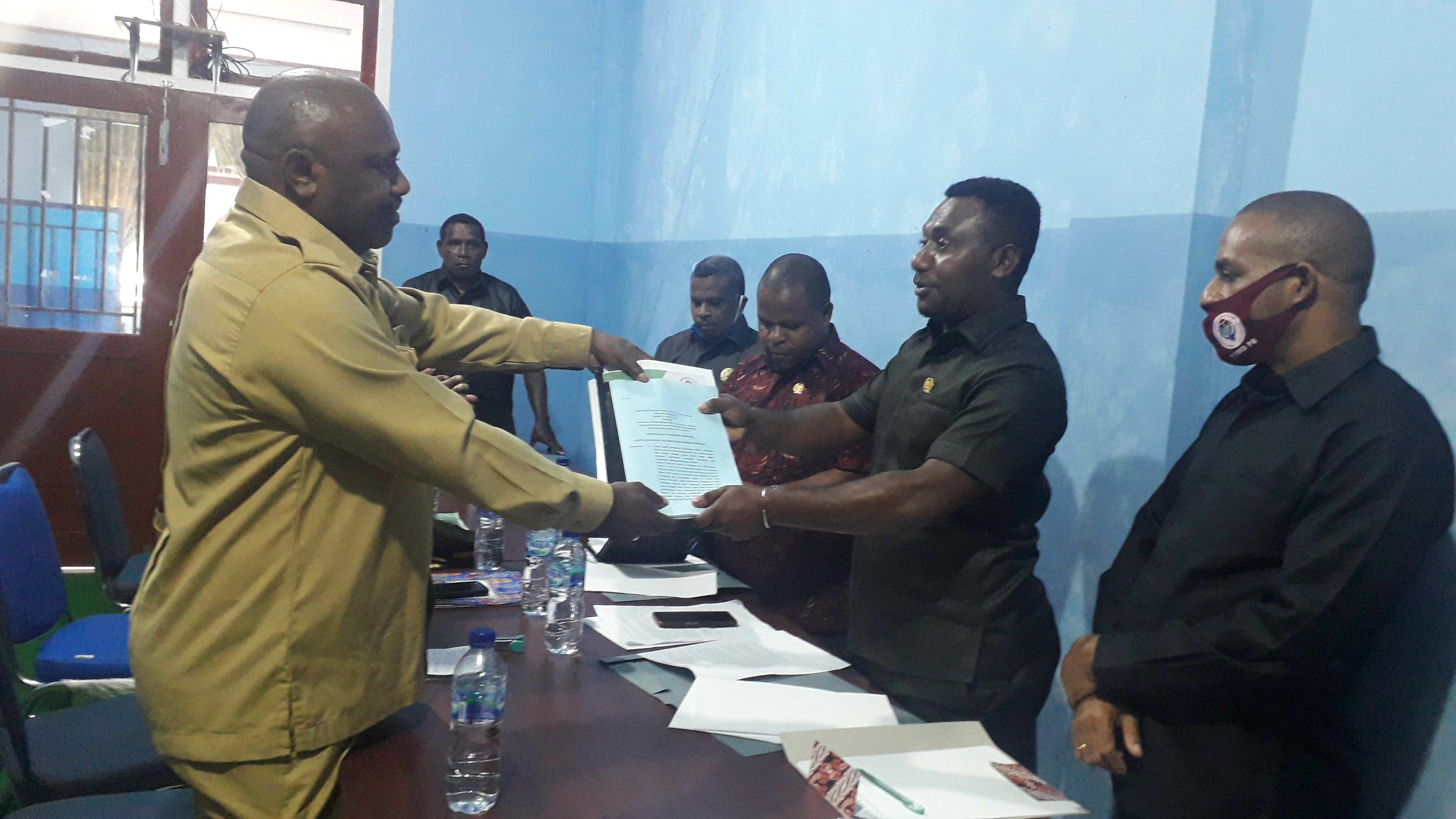 Kepala Dinas Pendidikan Kabupaten Maybrat memberikan dokumen kepada Komisi A DPRD Maybrat, yang diwakili Agustinus Tenau.