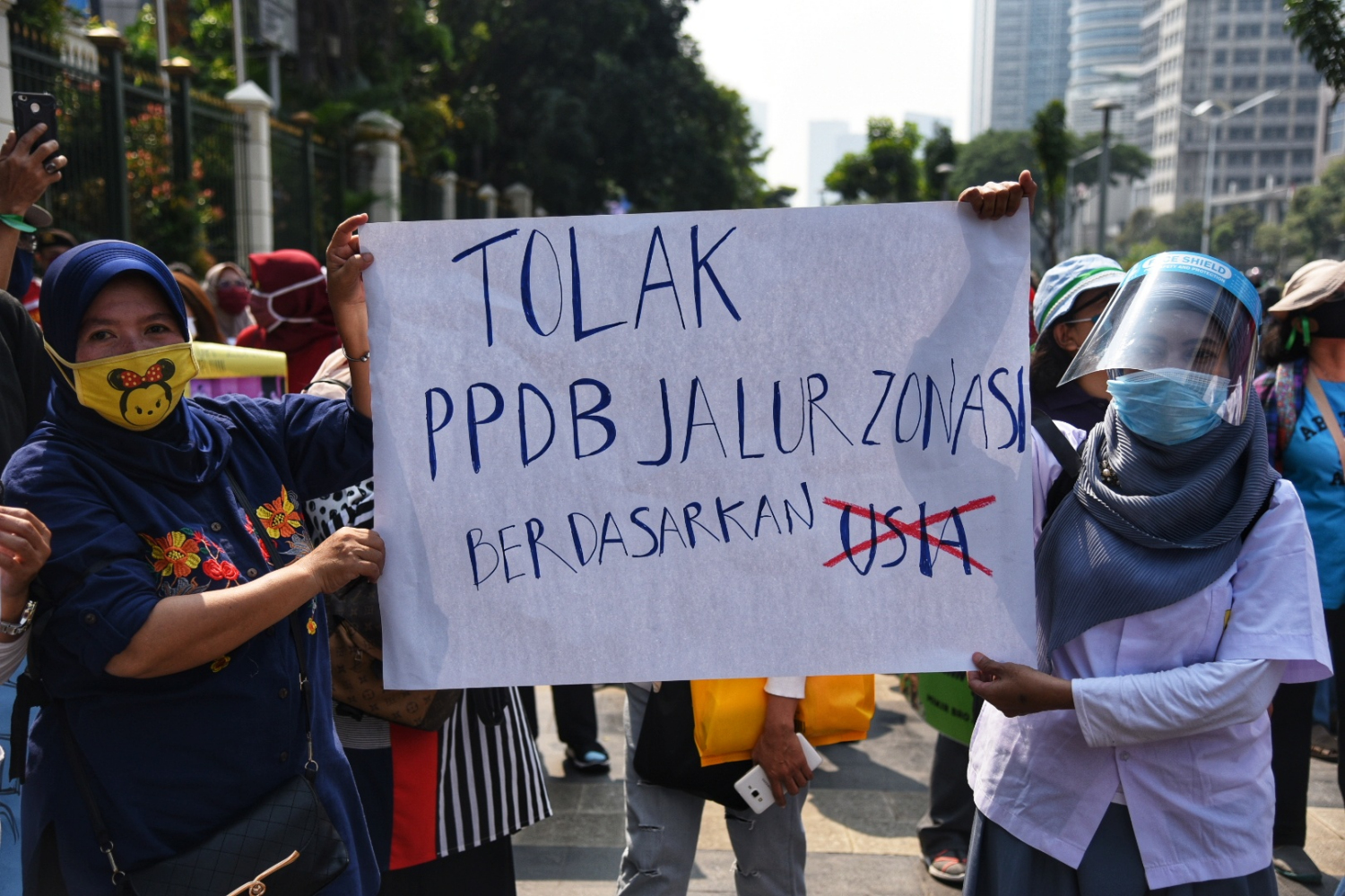 Orang tua murid yang tergabung dalam Forum Relawan PPDB DKI 2020 menggelar demonstrasi di depan Kemendikbud