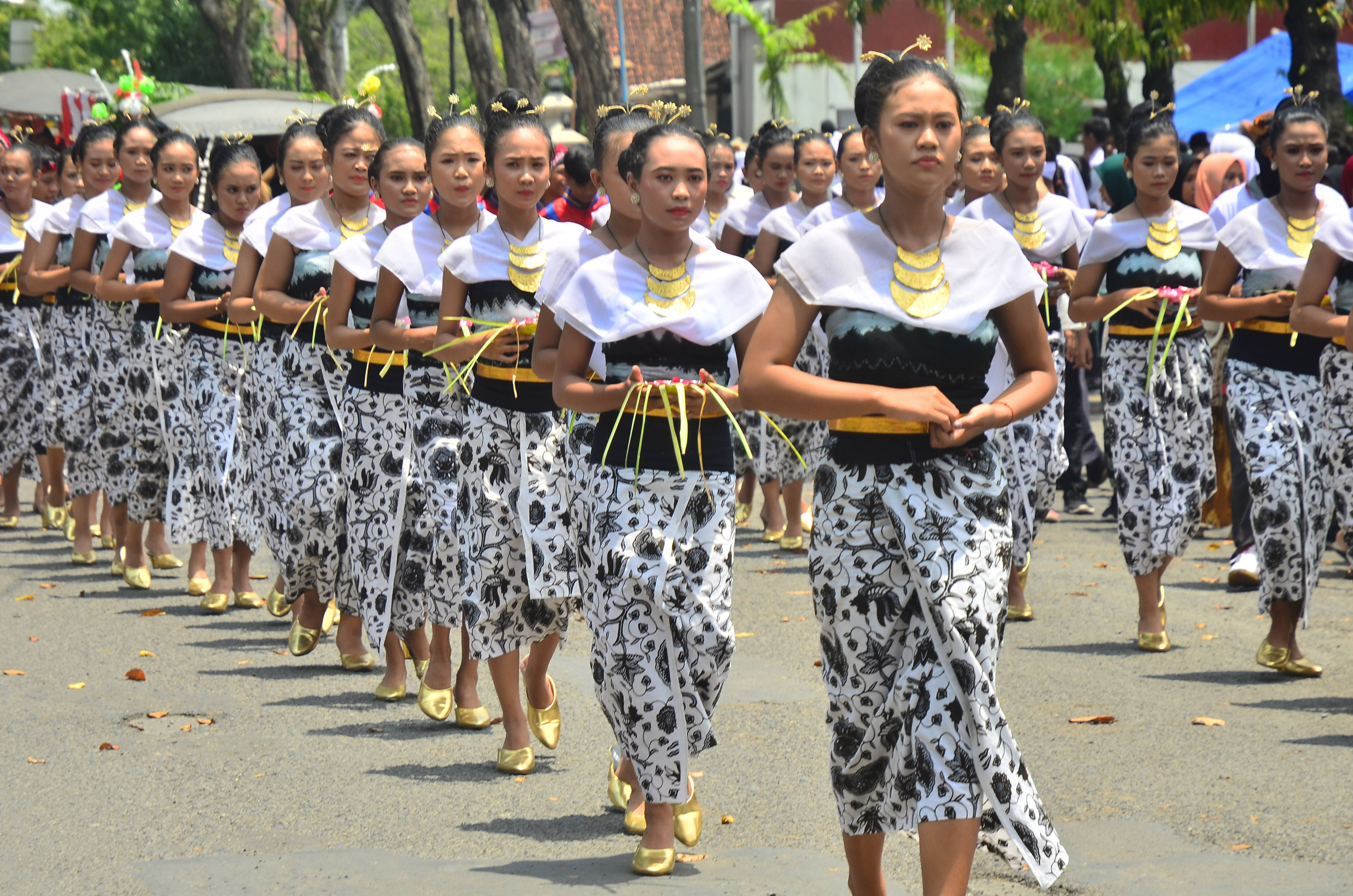 PROSESI BOYONG GROBOG DI GROBOGAN: Sejumlah perempuan berpakaian adat mengikuti kirab prosesi adat Boyong Grobog di Grobogan, Jawa Tengah