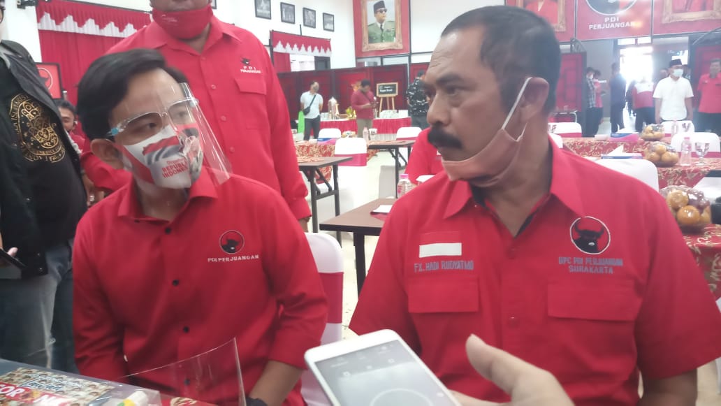 Calon Wali Kota Surakarta Gibran Rakabuming (kiri) dan Ketua DPC PDI perjuangan Kota Surakarta Fx Hadi Rudyatmo (kanan),