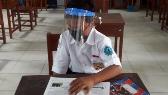 Dimas, siswa SMPN 1 Rembang yang terpaksa belajar di sekolah karena tak punya ponsel dan kuota internet.  