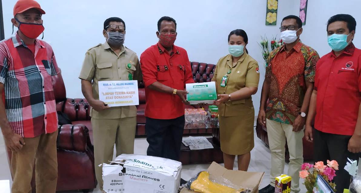 Perwakilan Anggota DPR RI X, Andreas Hugo Pareira menyerahkan bantuan APD bagi RSUD dr TC Hillers Maumere. 