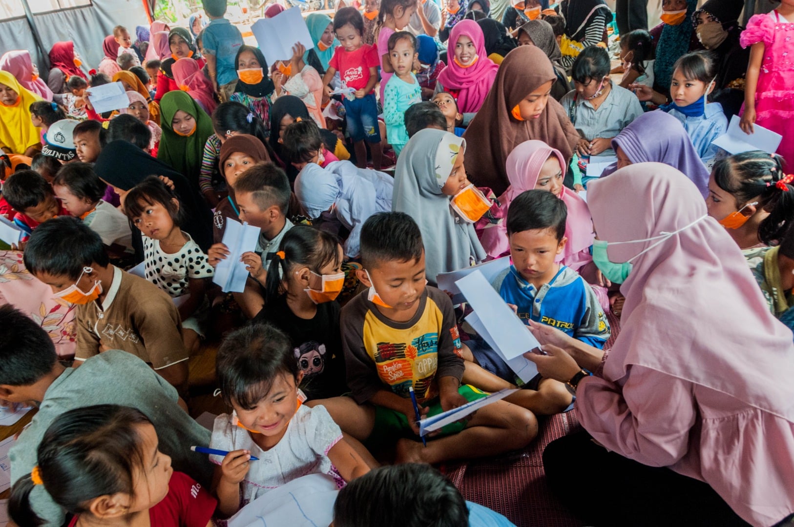 Sejumlah relawan menghibur anak-anak pengungsi korban longsor di Kampung Cigobang, Banten.
