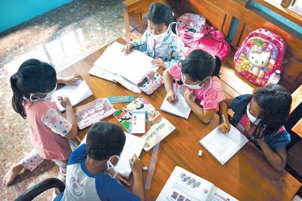 Murid SDN Marmoyo mengerjakan tugas dengan berkelompok menggunakan satu gawai bergantian di rumah warga Desa Marmoyo, Kabuh, Jombang, Jatim,