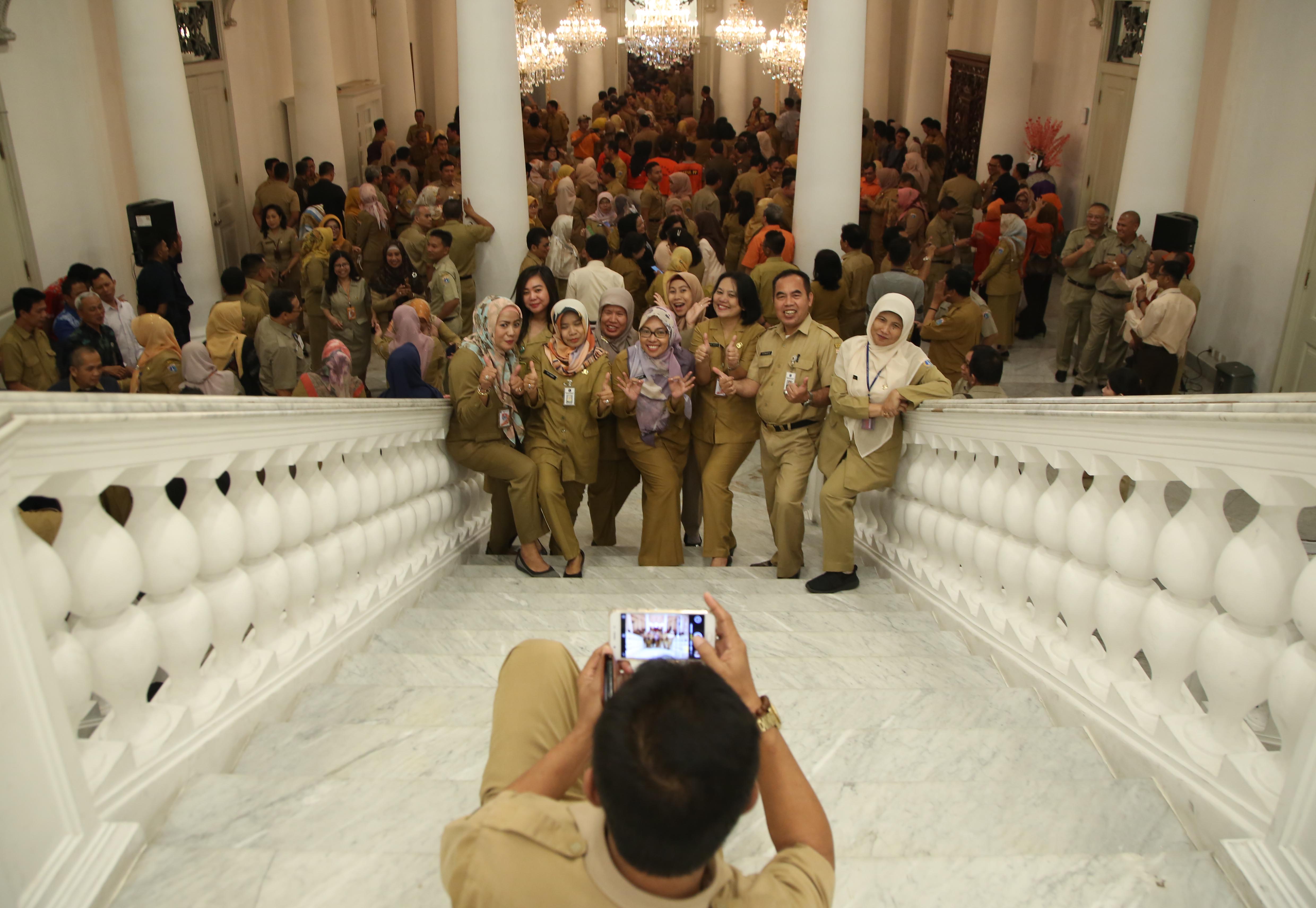 Sejumlah ASN Pemprov DKI berfoto bersama seusai halal bihalal.