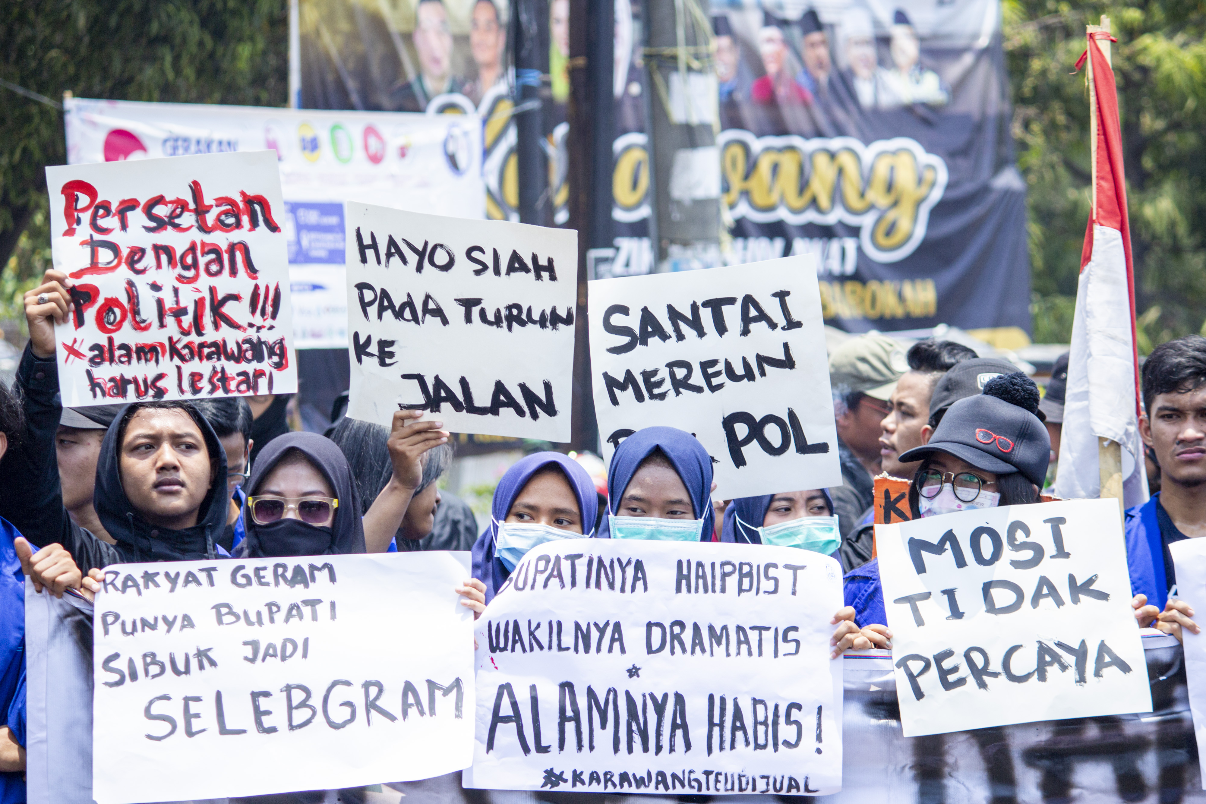 Masyarakat Karawang Bersatu melakukan unjuk rasa darurat lingkungan di Karawang, Jawa Barat, Rabu (9/10/2019)