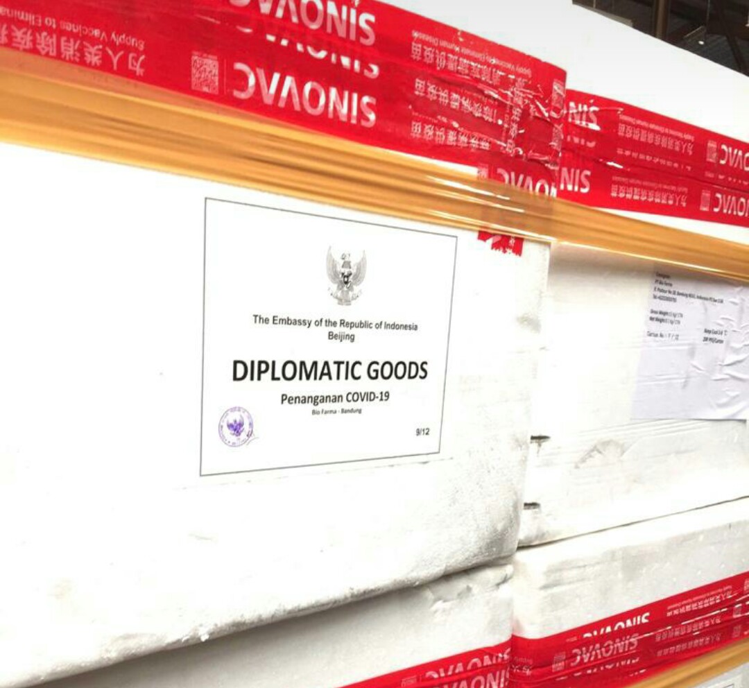 Sebanyak 2.400 vksin covid-19 Sinovac dari Tiongkok tiba di Bio Farma pada 19 Juli 2020