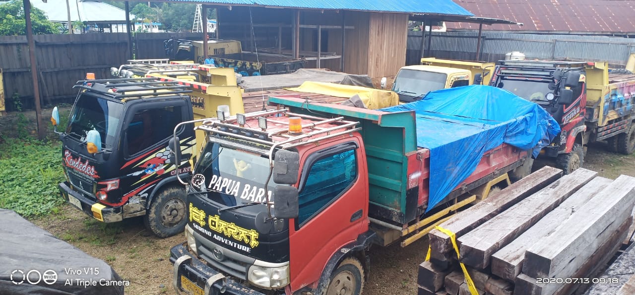 Truk bermuatan kayu merbau ditangkap Gakkum KLHK di Kabupaten Sorong pada Senin (13/7).