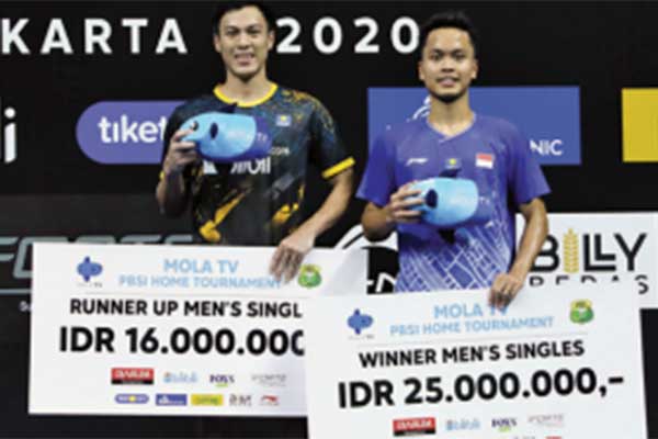 Anthony Sinisuka Ginting (kanan) menjadi yang terbaik di ajang Mola TV PBSI Home Tournament di Jakarta, kemarin.