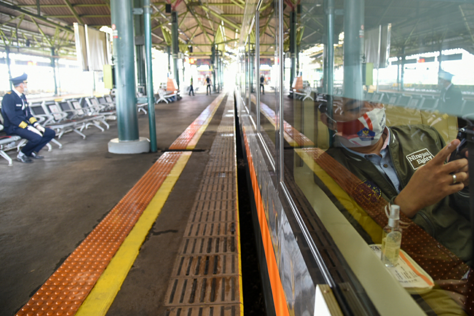 Rangkaian kereta rute Gambir-Pasar Turi yang siap berangkat.