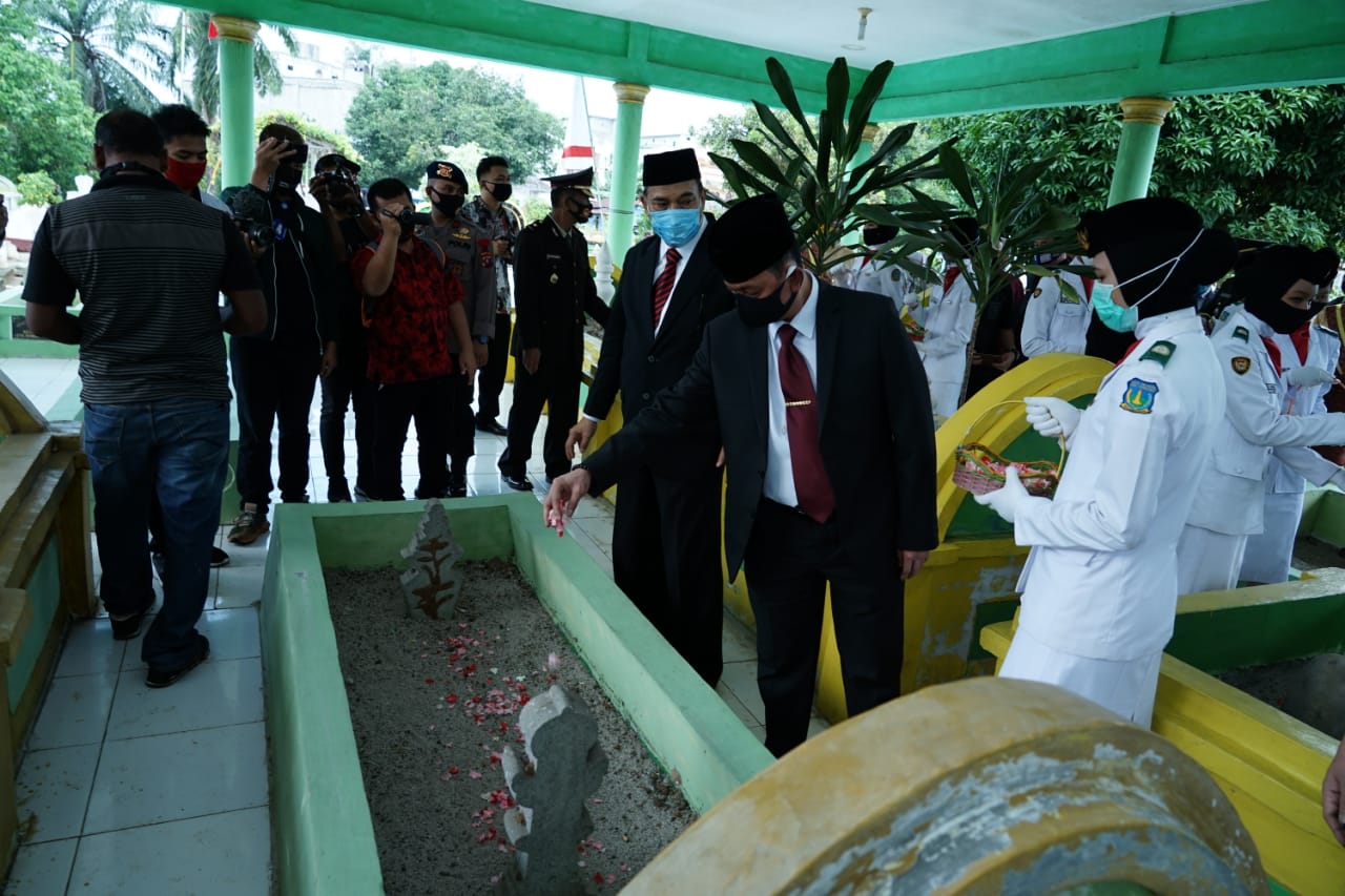 Wali Kota Tebing Tinggi Umar Zunaidi Hasibuan tabur bunga di kompleks pemakaman keluarga Datuk Bandar Kajum, pendiri kota tersebut