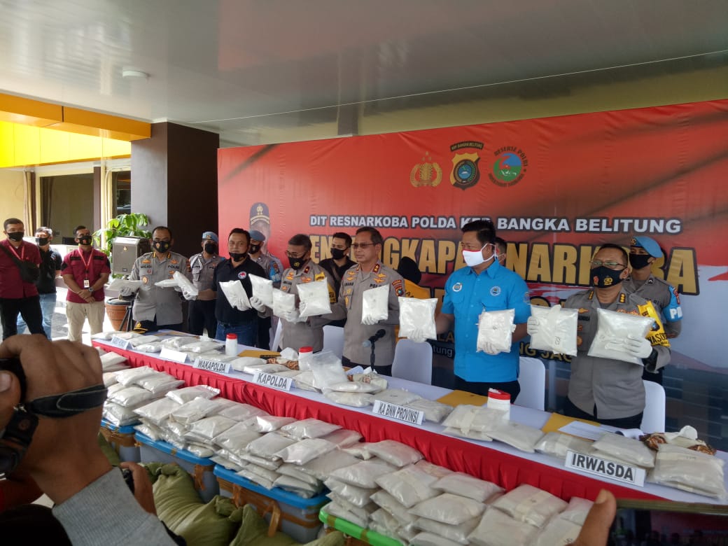 Kapolda Bangka Belitung  Irjen Anang Syarif Hidayat menunjukkan barang bukti 200 kg sabu diselundupkan dari Myanmar, Kamis (30/7/2020).