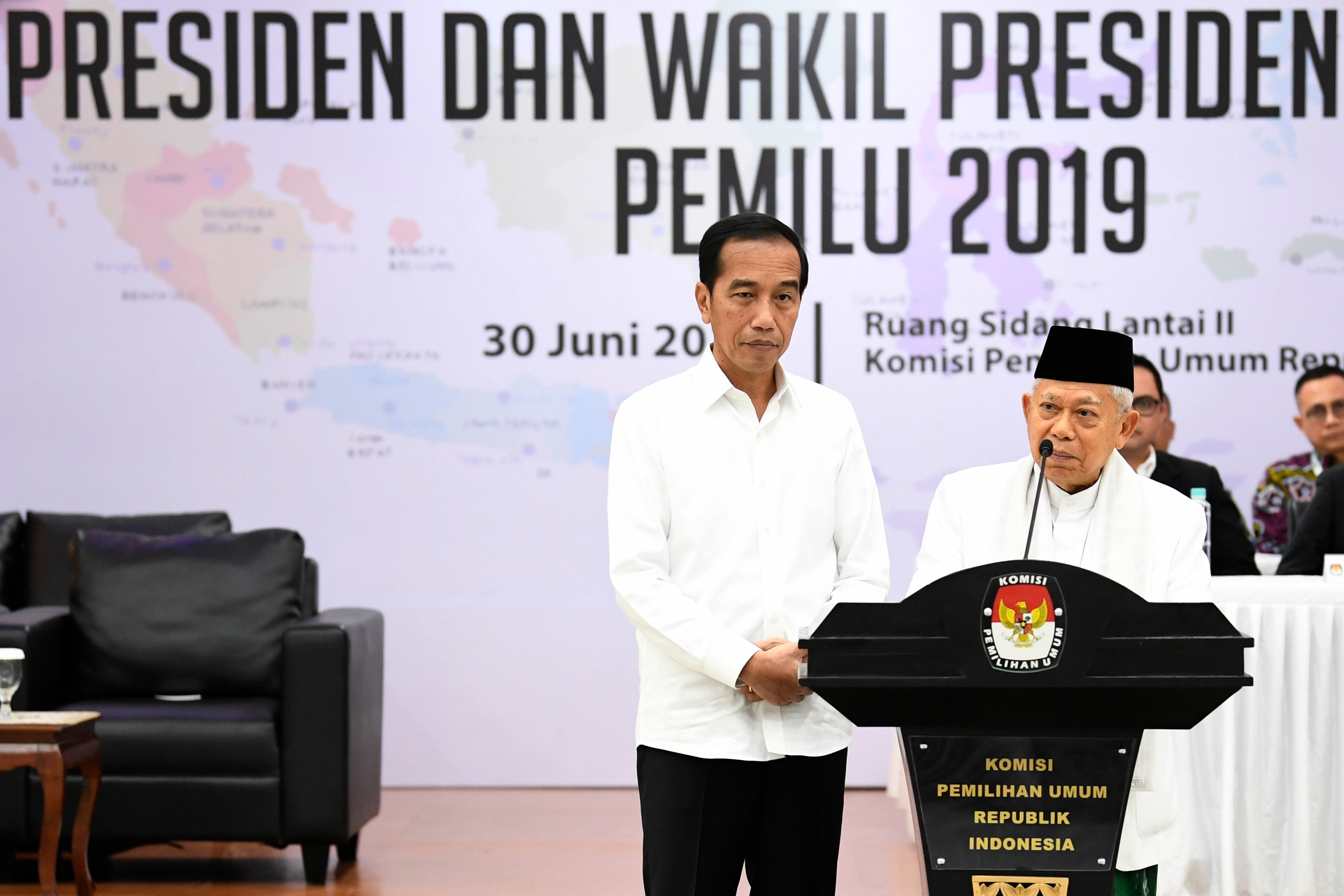 Presiden dan Wakil Presiden Joko Widodo dan KH Ma'ruf Amin seusai Penetapan Hasil Pemilu 2019 di KPU, Jakarta, Minggu (30/6/2019).