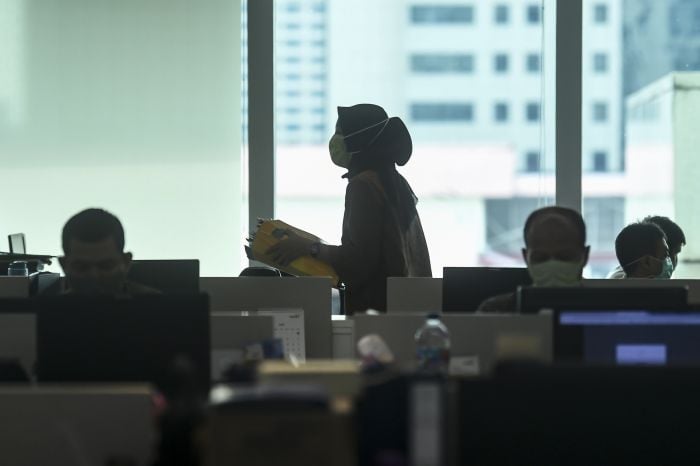 Karyawan melakukan aktivitas di pusat perkantoran Jakarta