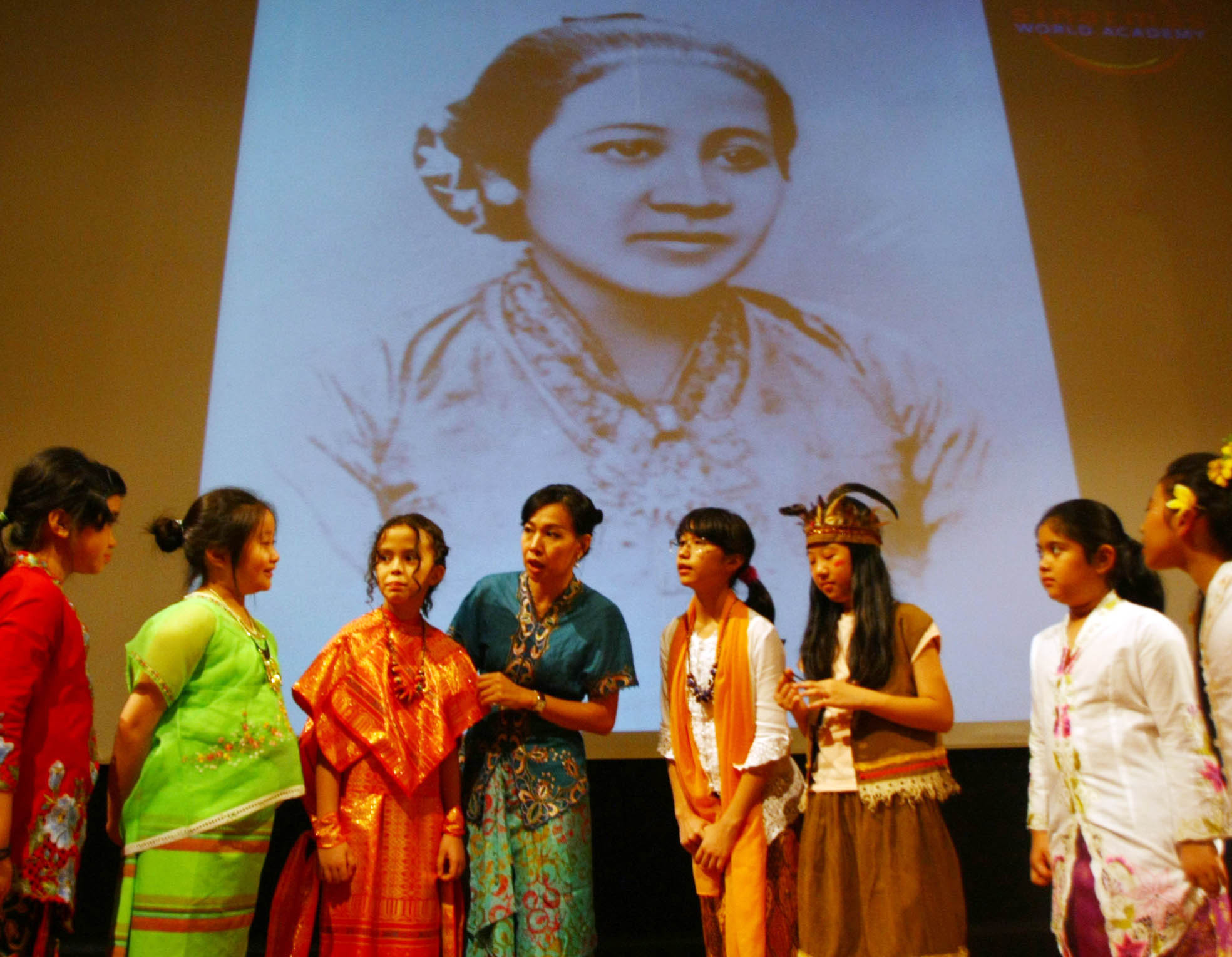 Seorang guru di Simar Mas World Academy bercerita tentang perjuangan RA Kartini pada acara Kartinian ,