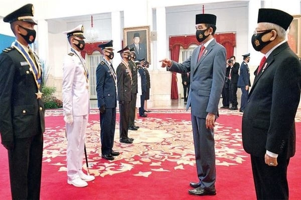 Presiden Joko Widodo didampingi Wakil Presiden Ma’ruf Amin dan para perwira remaja peraih Adhi Makayasa, di Istana Negara, Jakarta, kemarin.