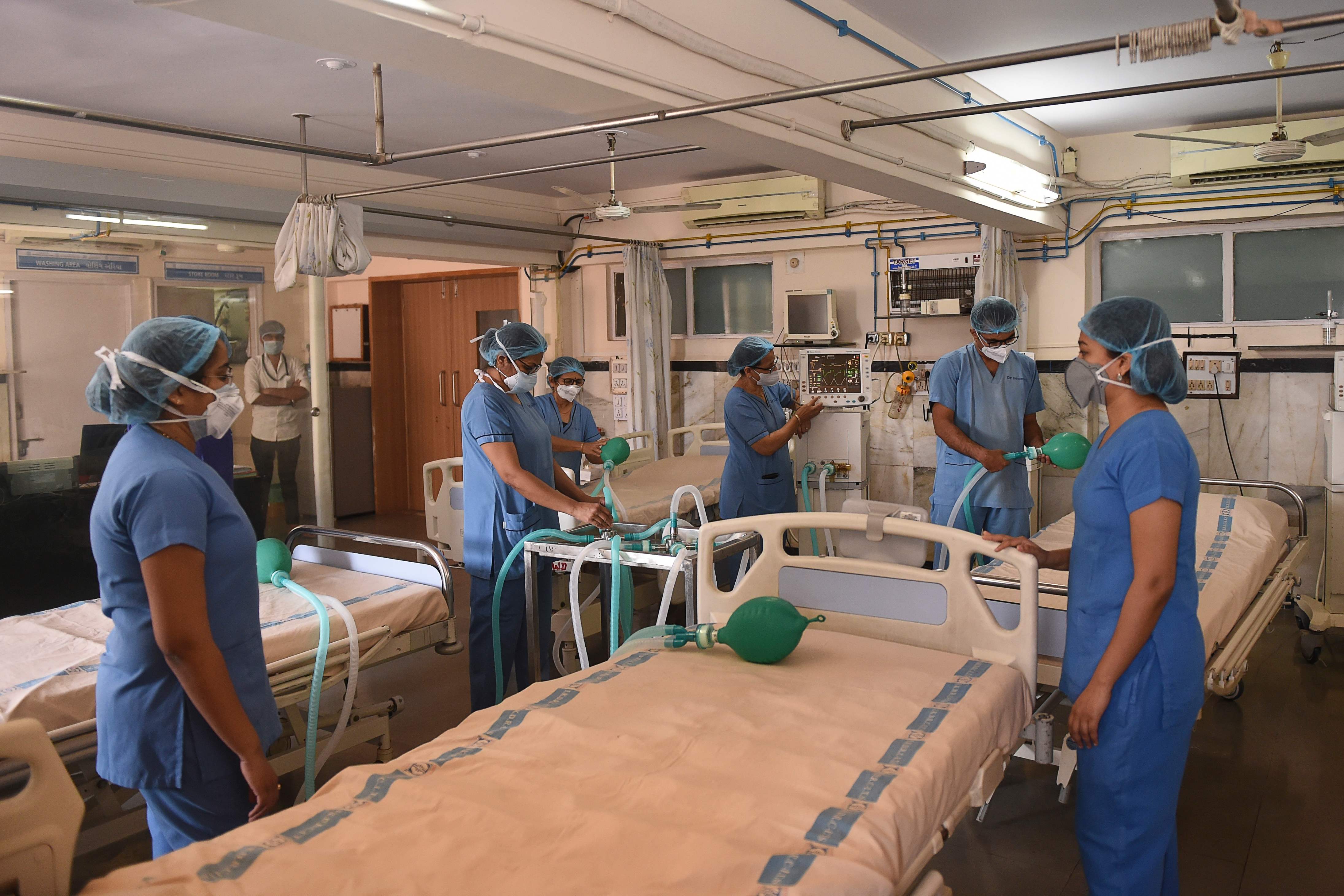 Dokter dan perawat di Ahmedabad, India menguji alat yang membagi empat oksigen dari sebuah ventilator.