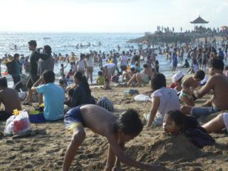 Ritual Banyu Pinaruh warga Hindu Kota Denpasar ramai-ramai ke pantai melakukan penyucian diri (melukat) setelah hari Saraswati..