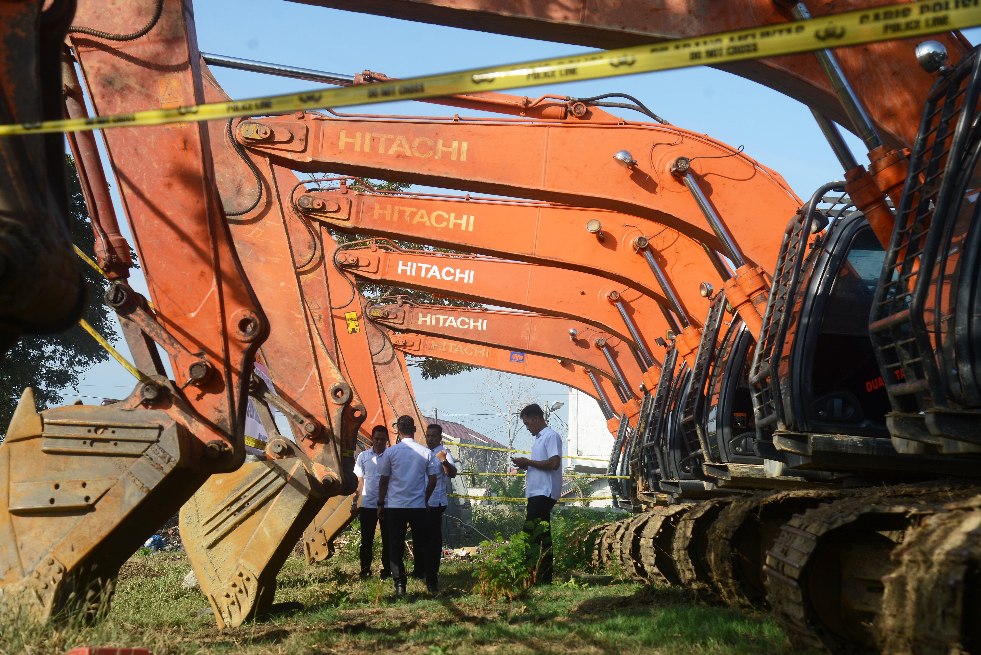 Personel Polda Aceh menghadirkan barang bukti tindak kejahatan tambang ilegal saat gelar kasus di Banda Aceh, Aceh, Selasa (10/3)