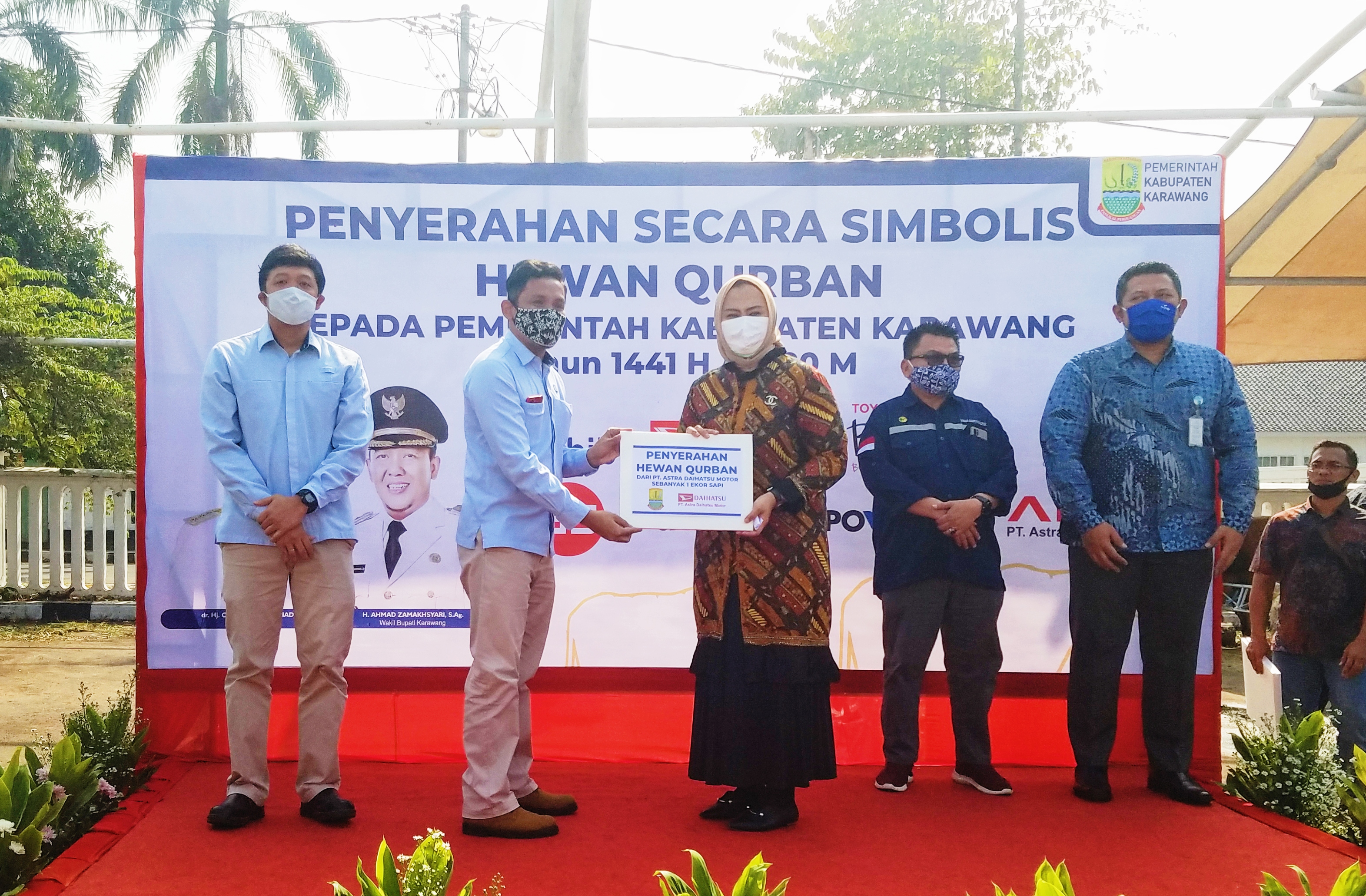Penyerahan hewan kurban dari Daihatsu kepada Bupati Karawang Cellica Nurrachadiana, Kamis (30/7).