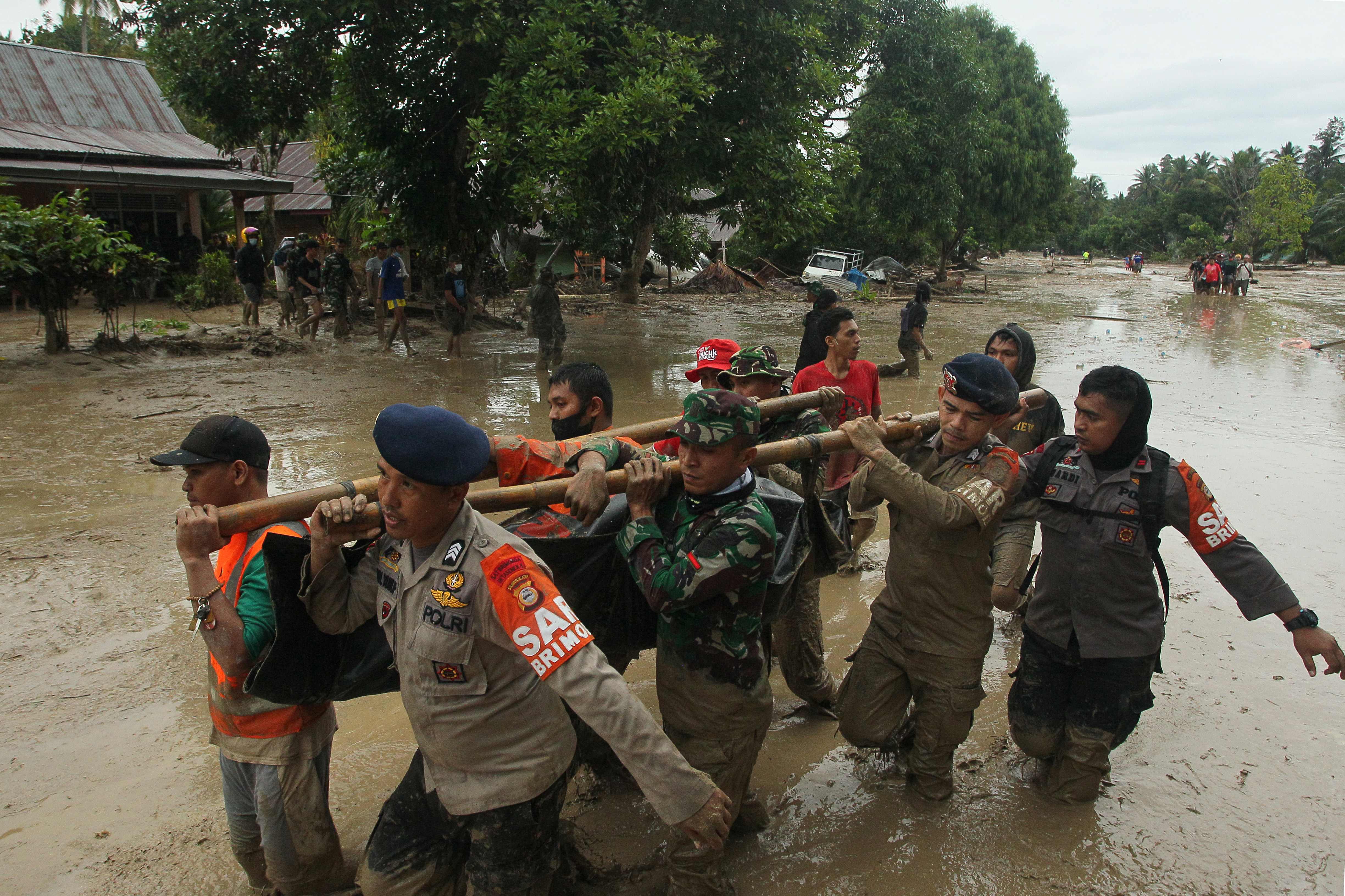 Evakuasi korban banjir bandang di Luwu, Sulsel.
